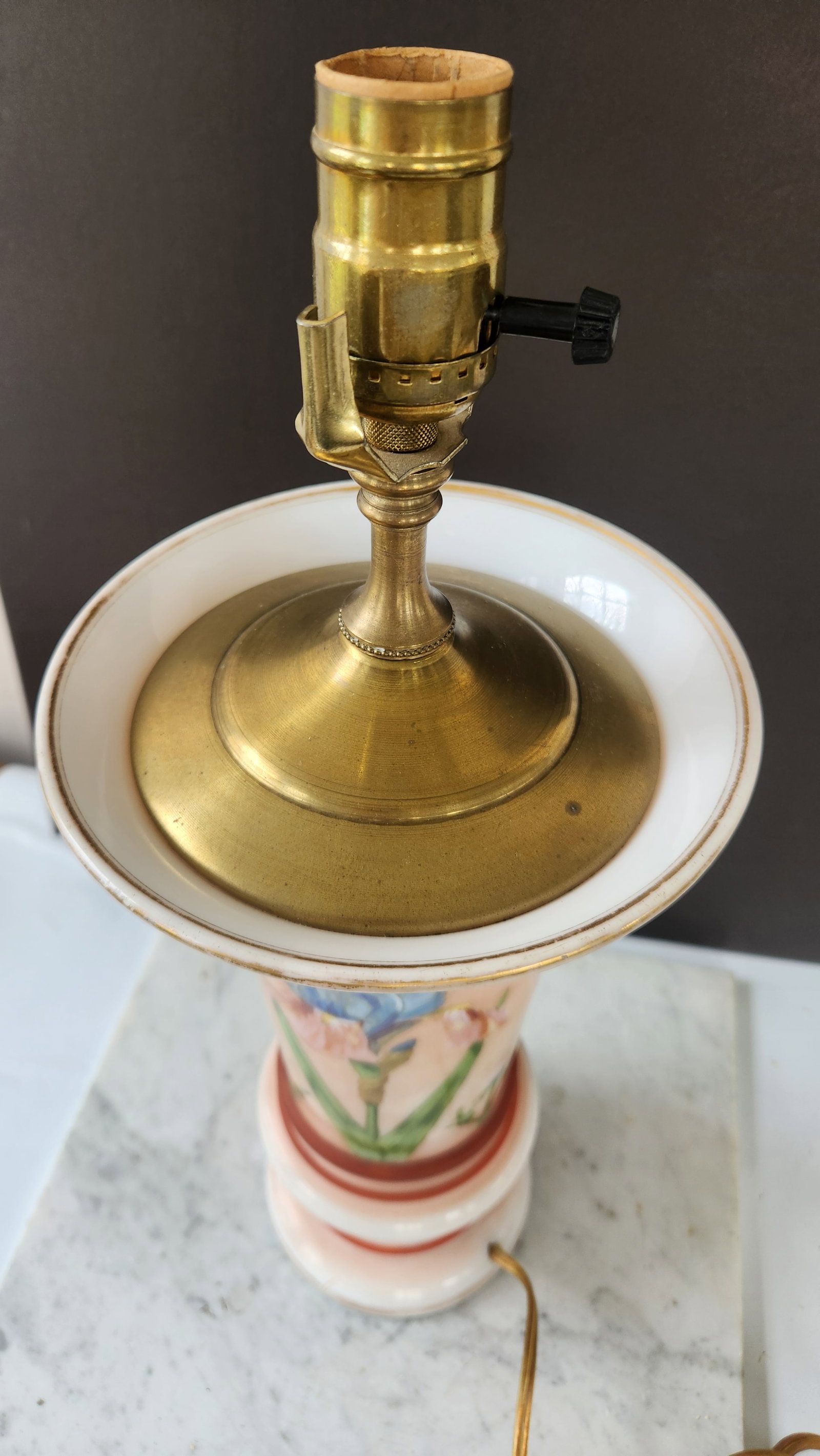 1940s Mid-Century Modern Hand-Painted Iris Satin Glass Table Lamp in Blush Pink With Brass Hardware - 17