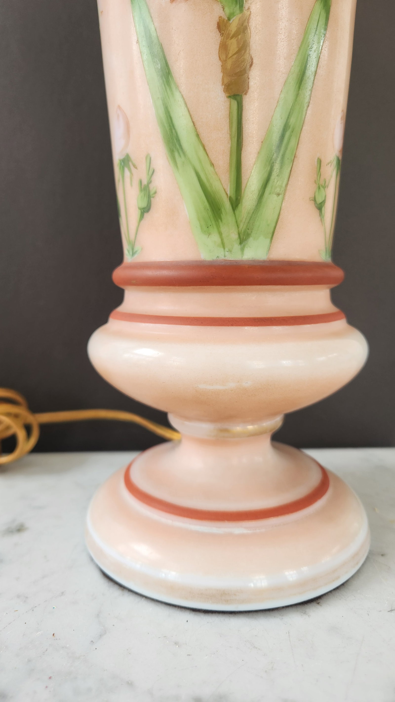1940s Mid-Century Modern Hand-Painted Iris Satin Glass Table Lamp in Blush Pink With Brass Hardware - 4