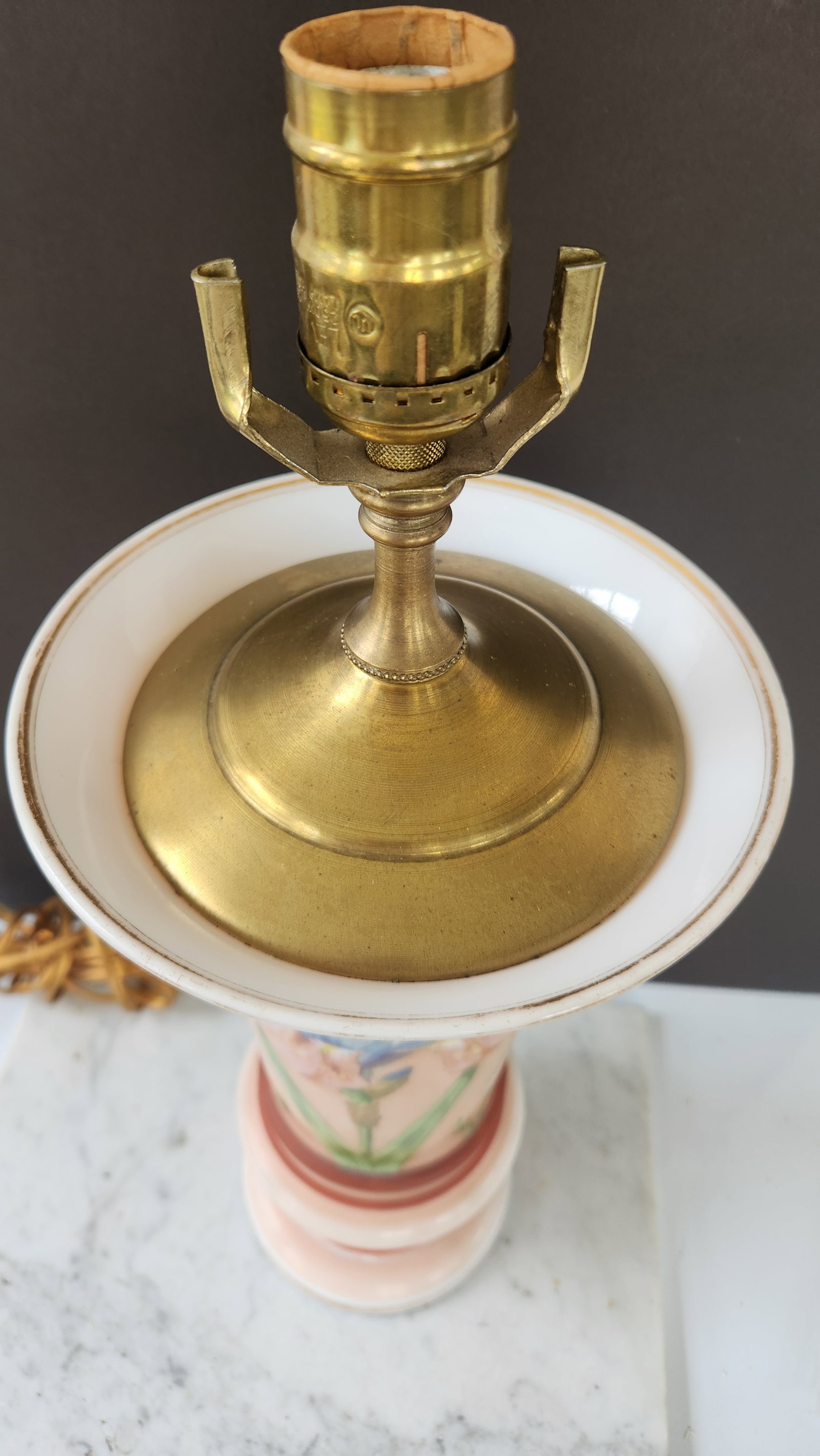 1940s Mid-Century Modern Hand-Painted Iris Satin Glass Table Lamp in Blush Pink With Brass Hardware - 5