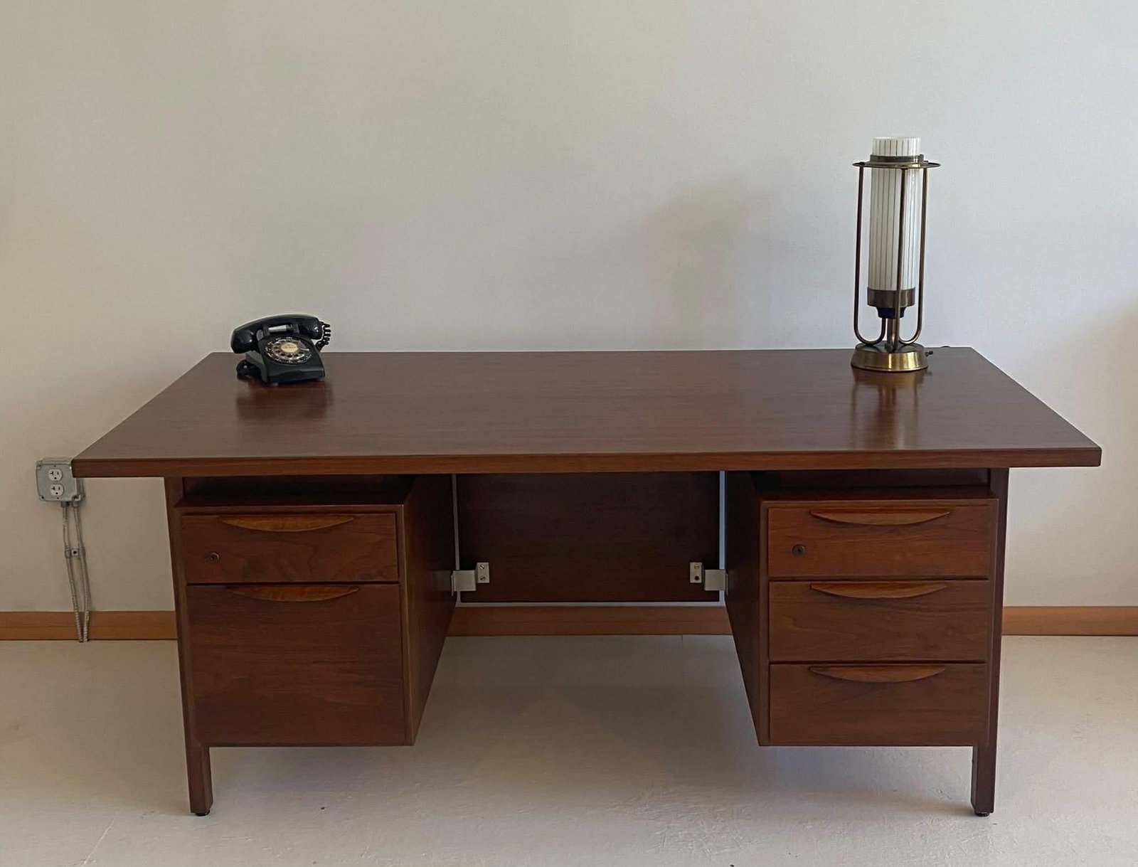 Jens Risom Mid Century Walnut Wood Executive Desk 1960s - 10