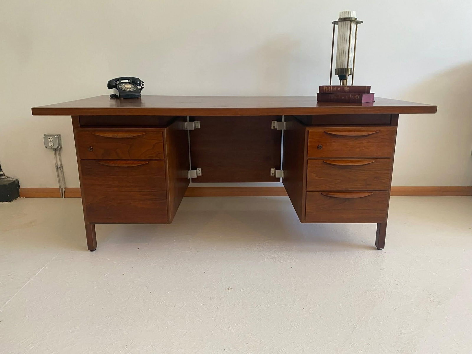 Jens Risom Mid Century Walnut Wood Executive Desk 1960s - 11