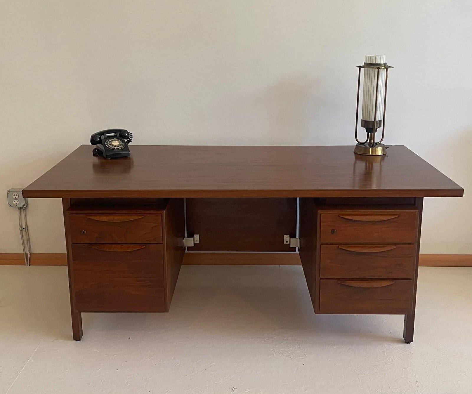Jens Risom Mid Century Walnut Wood Executive Desk 1960s - 12