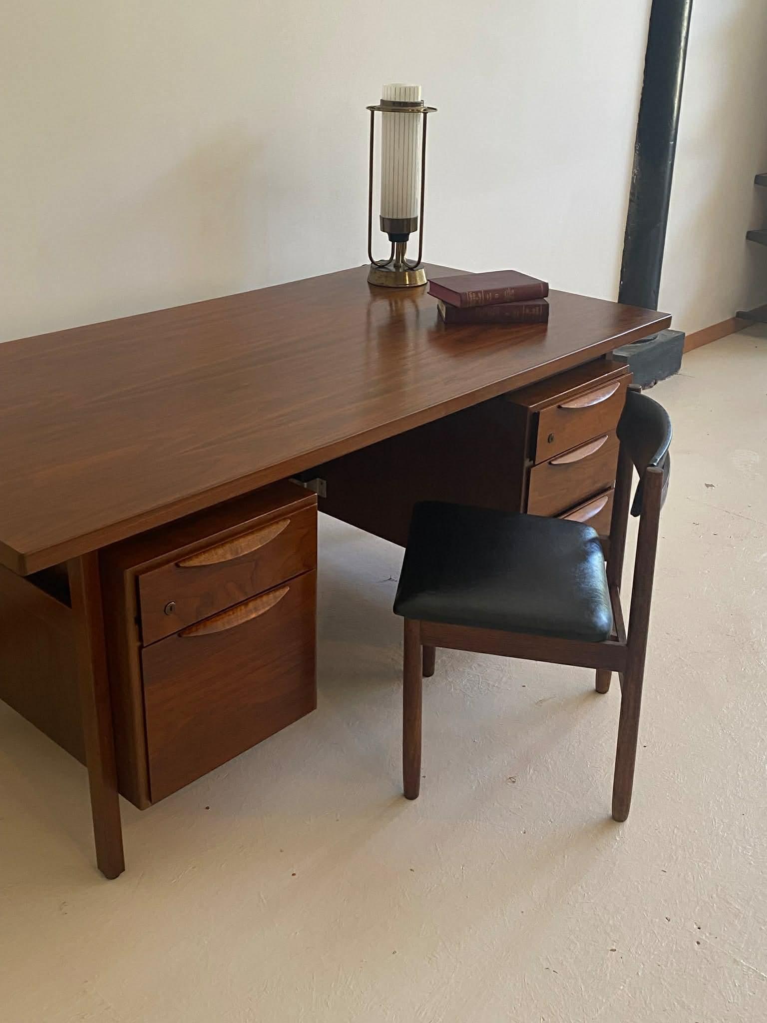 Jens Risom Mid Century Walnut Wood Executive Desk 1960s - 4