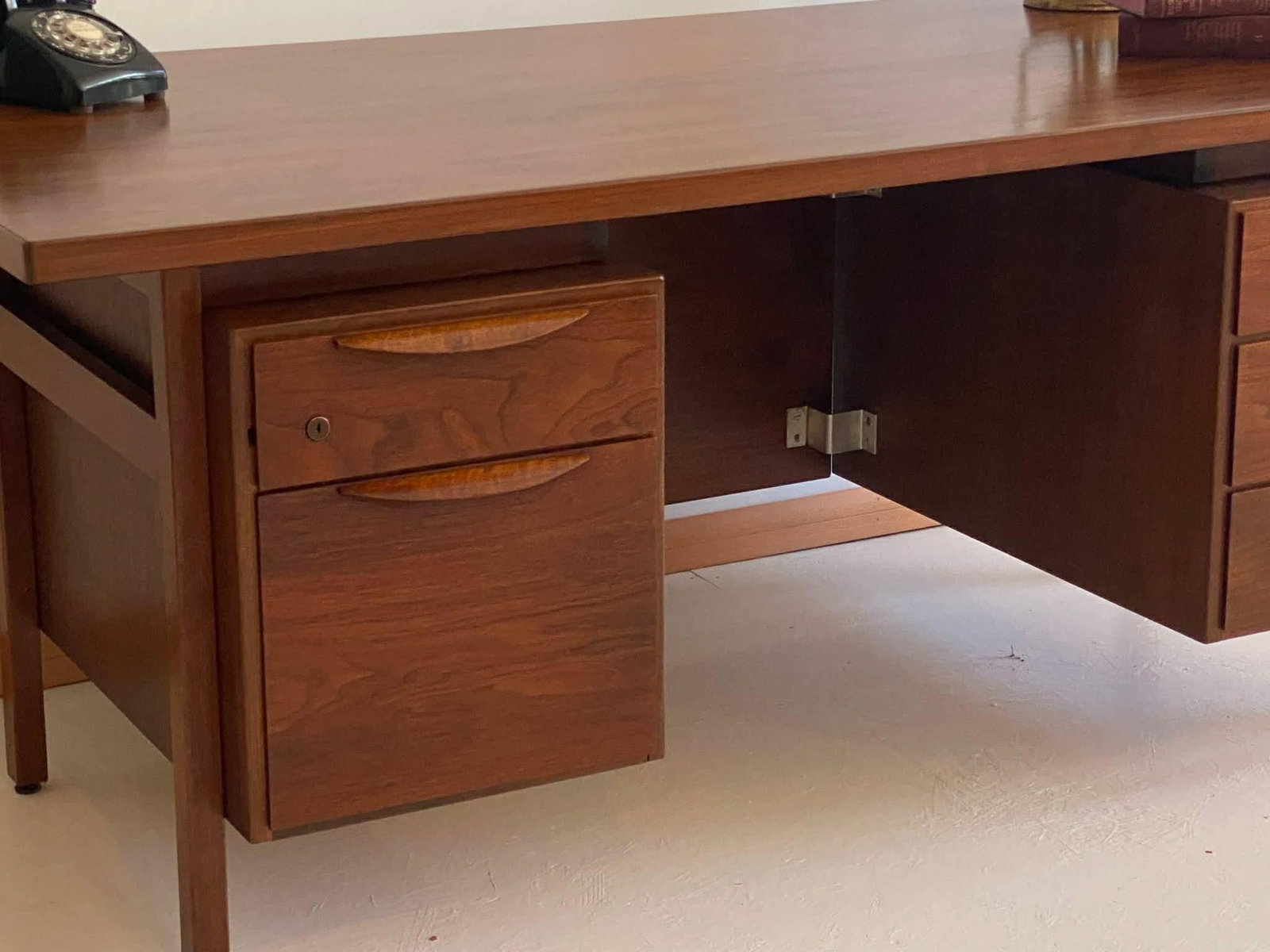 Jens Risom Mid Century Walnut Wood Executive Desk 1960s - 7