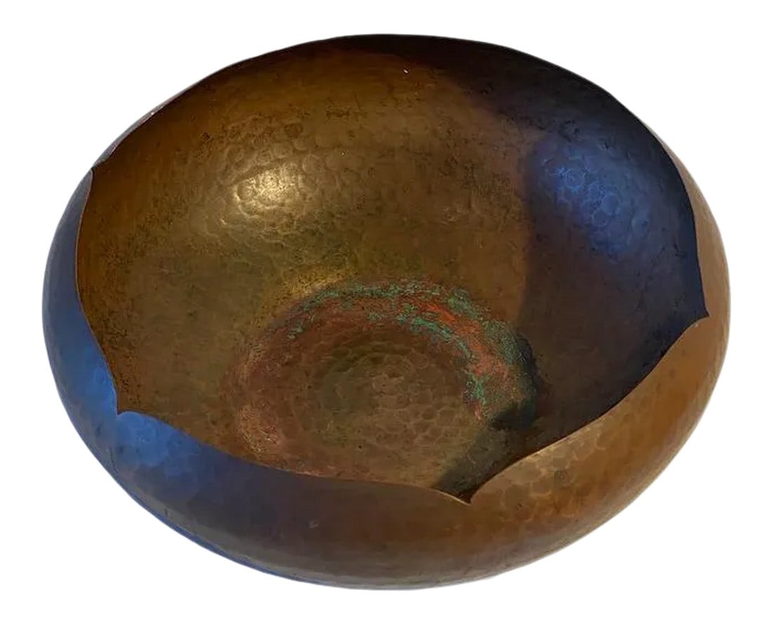 1945 Arts & Crafts-Style Armenac Hairenian Hammered Copper Scalloped Bowl (1 of 7)