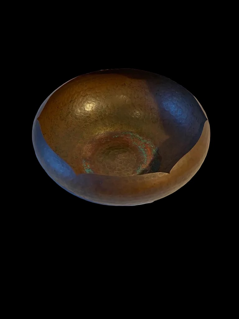 1945 Arts & Crafts-Style Armenac Hairenian Hammered Copper Scalloped Bowl - 3