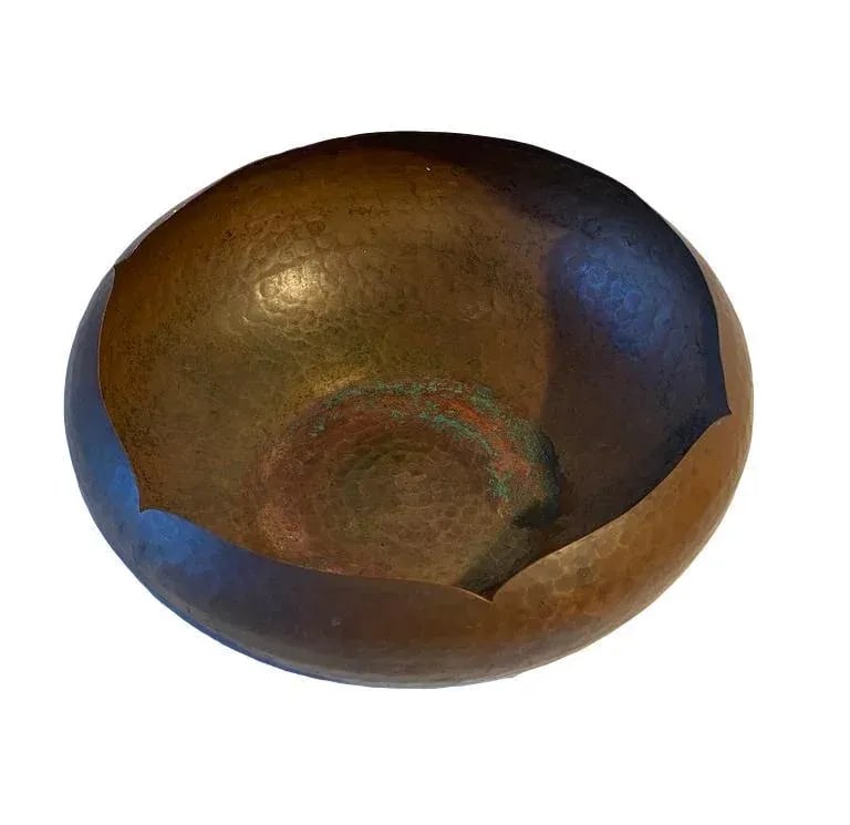 1945 Arts & Crafts-Style Armenac Hairenian Hammered Copper Scalloped Bowl - 7