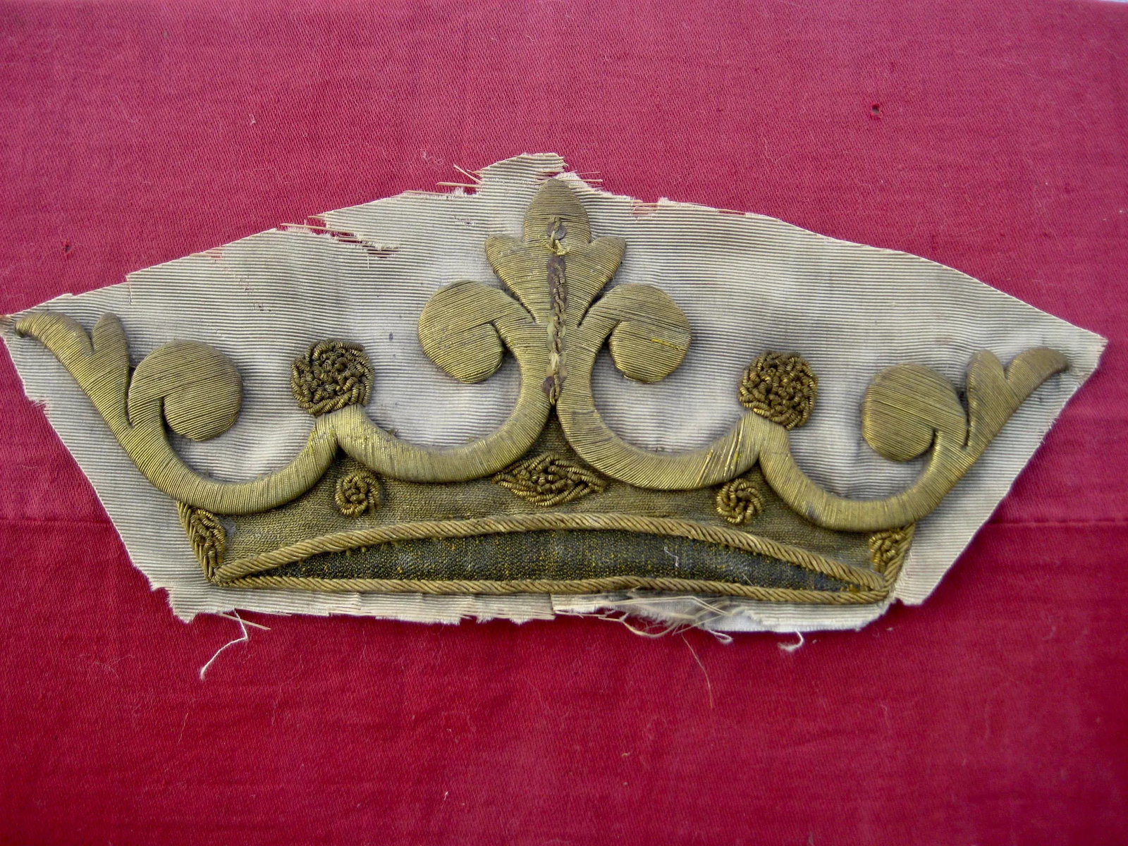 Early 19th Century Gold Embroidery Fragment of Crown From a Banner - 2