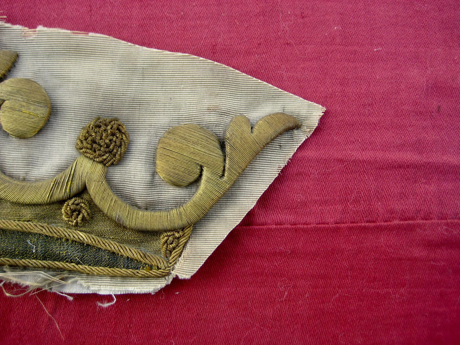 Early 19th Century Gold Embroidery Fragment of Crown From a Banner - 3