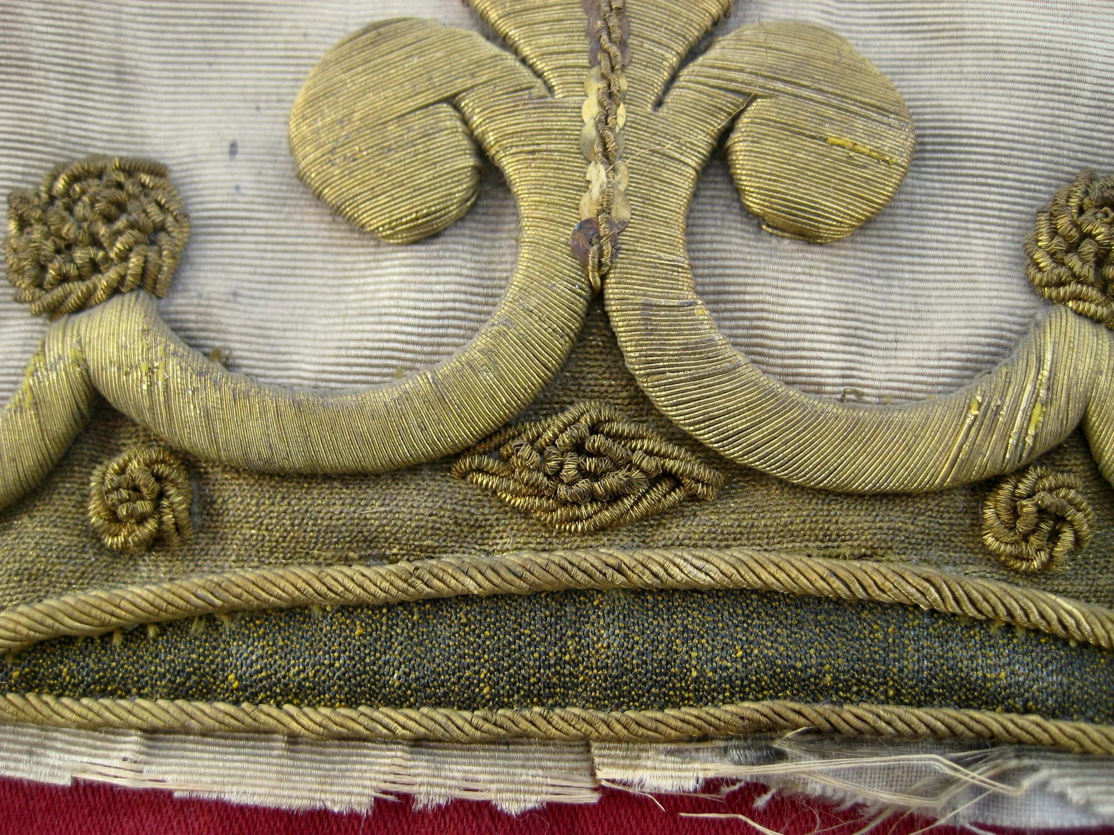 Early 19th Century Gold Embroidery Fragment of Crown From a Banner - 4