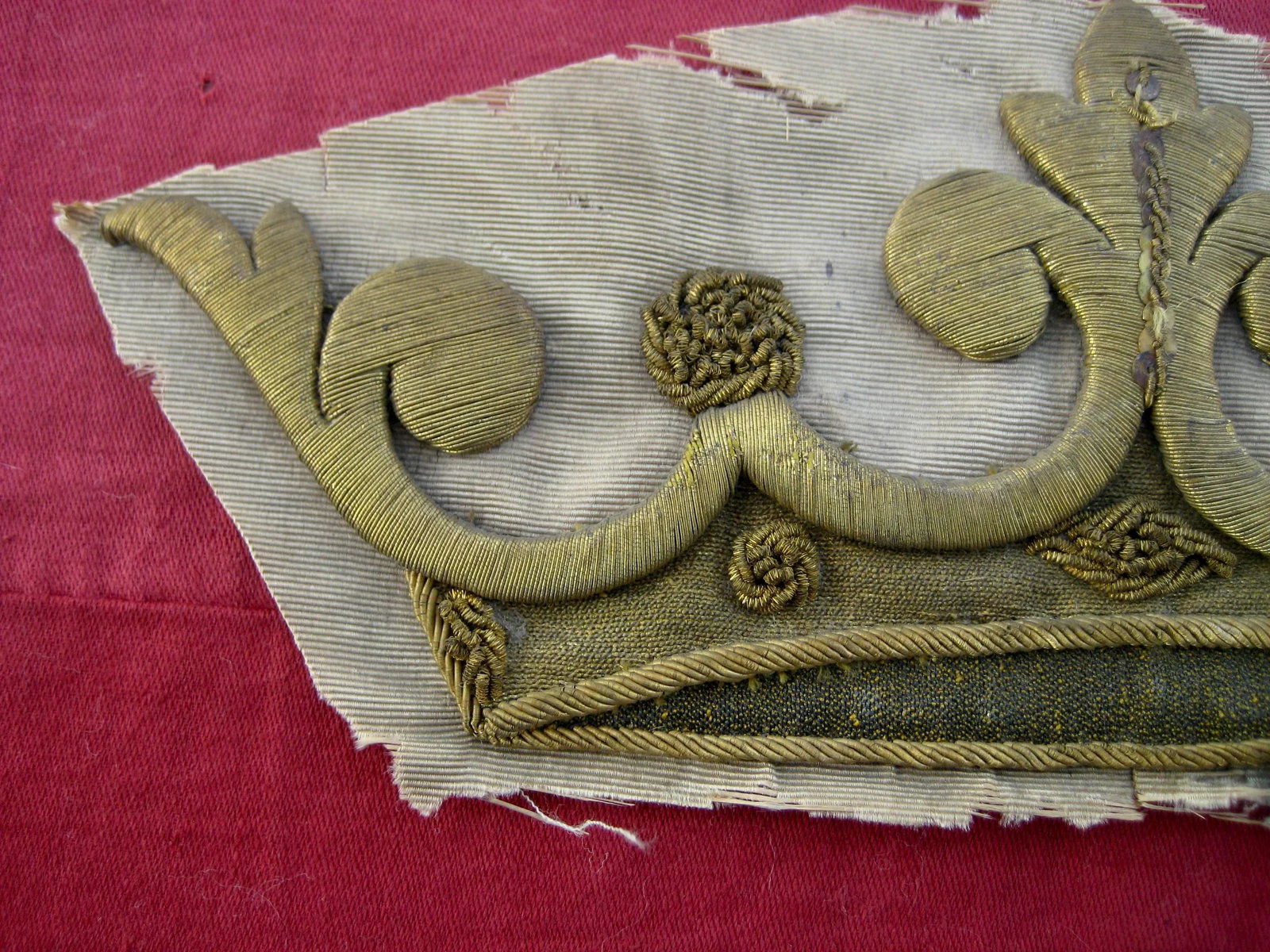 Early 19th Century Gold Embroidery Fragment of Crown From a Banner - 5