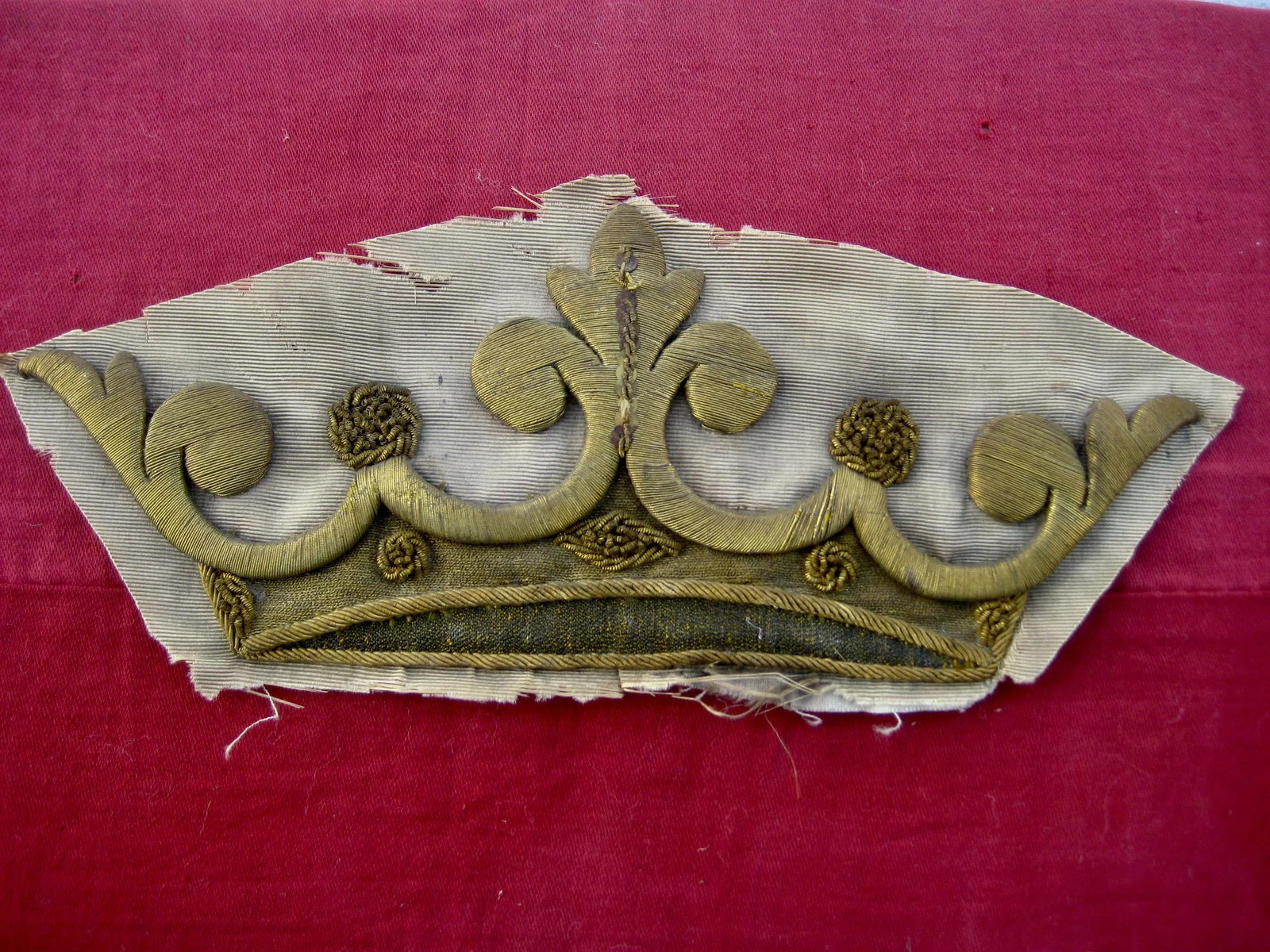 Early 19th Century Gold Embroidery Fragment of Crown From a Banner - 7