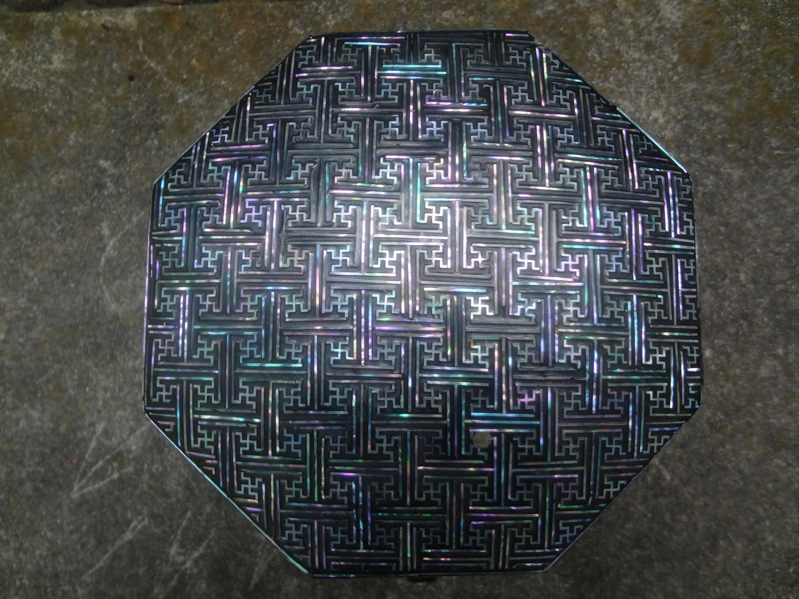 Mid 20th Century Vintage Asian Octagonal Lacquer Box With Turtle Closure - 2