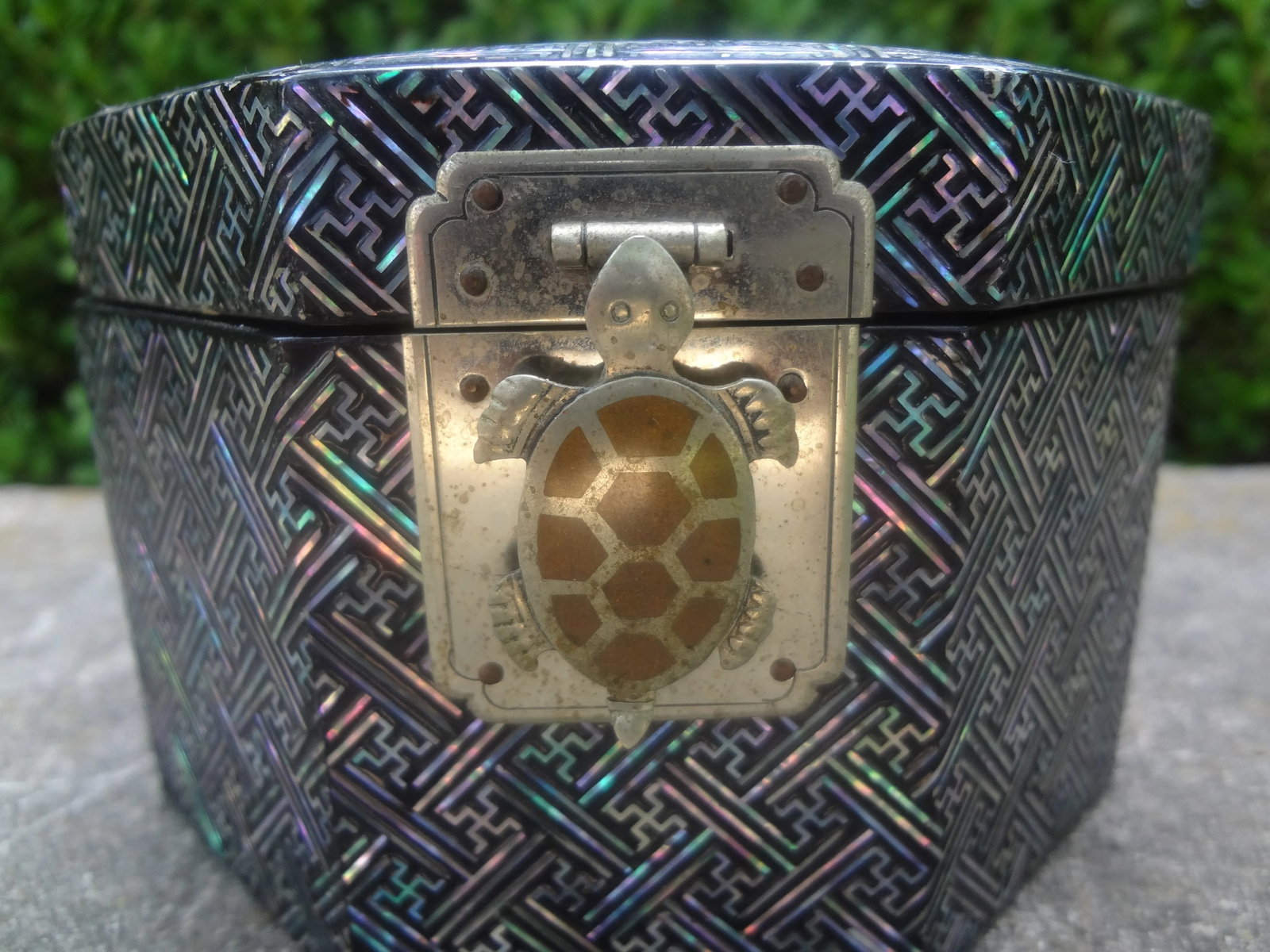 Mid 20th Century Vintage Asian Octagonal Lacquer Box With Turtle Closure - 3