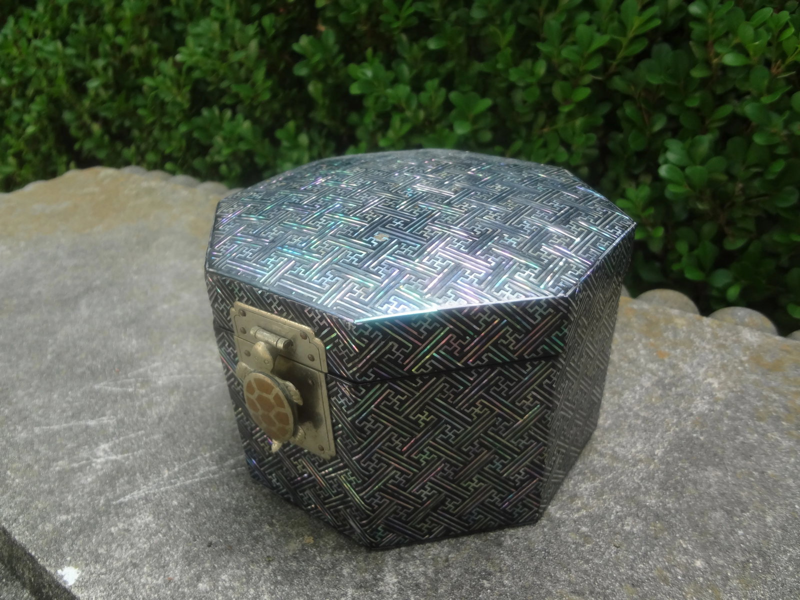 Mid 20th Century Vintage Asian Octagonal Lacquer Box With Turtle Closure - 4