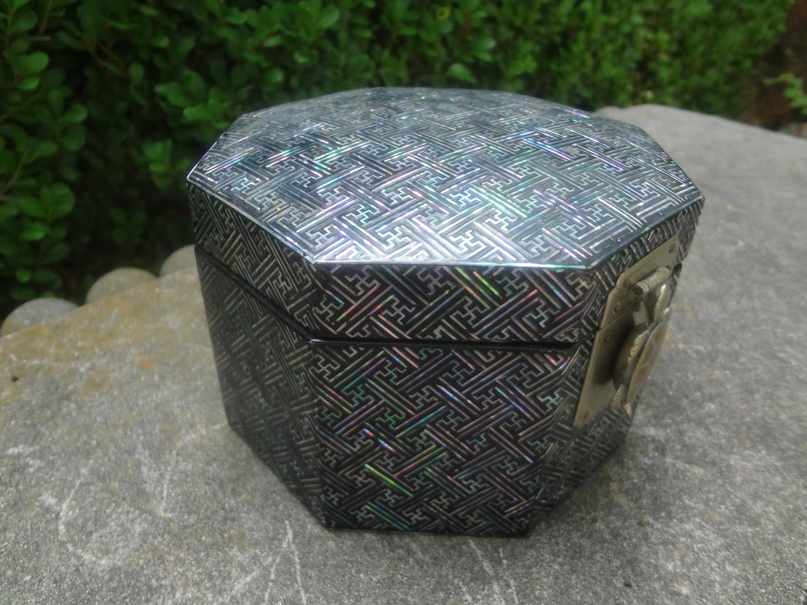 Mid 20th Century Vintage Asian Octagonal Lacquer Box With Turtle Closure - 5