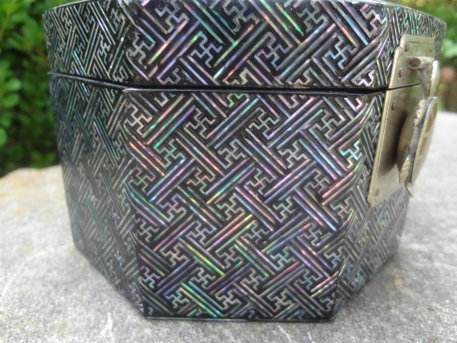 Mid 20th Century Vintage Asian Octagonal Lacquer Box With Turtle Closure - 6