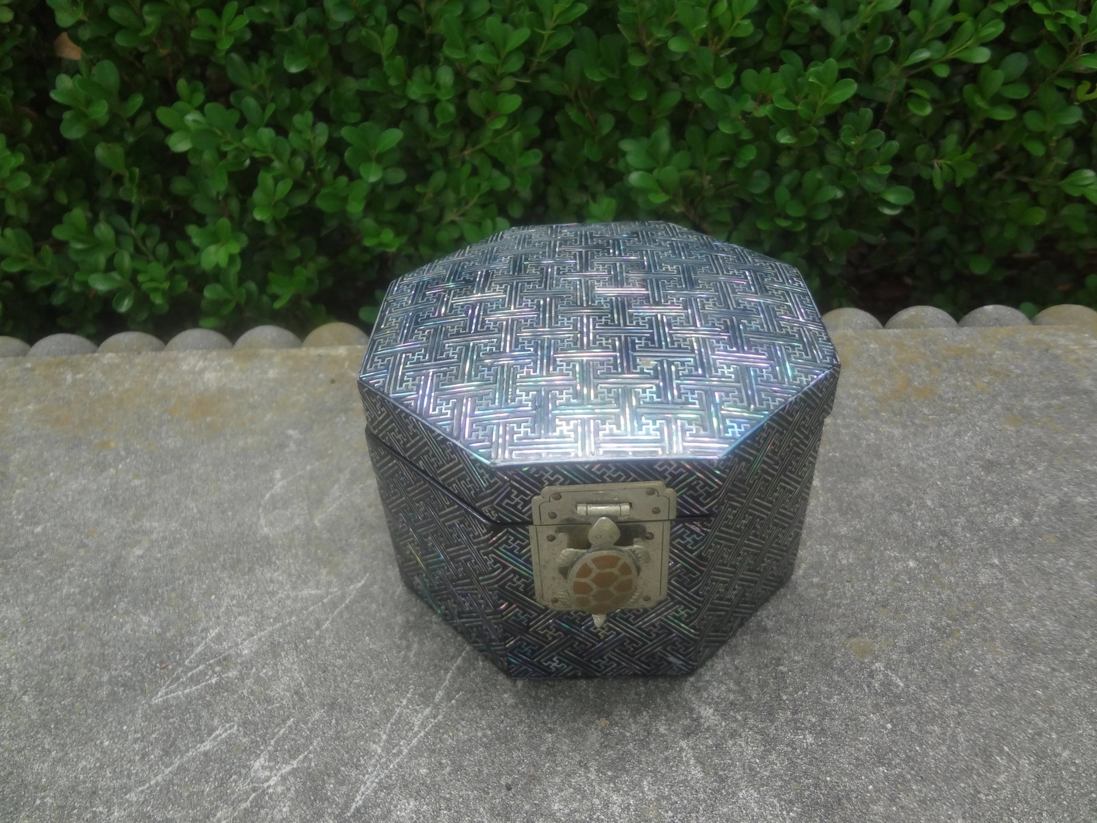Mid 20th Century Vintage Asian Octagonal Lacquer Box With Turtle Closure - 8