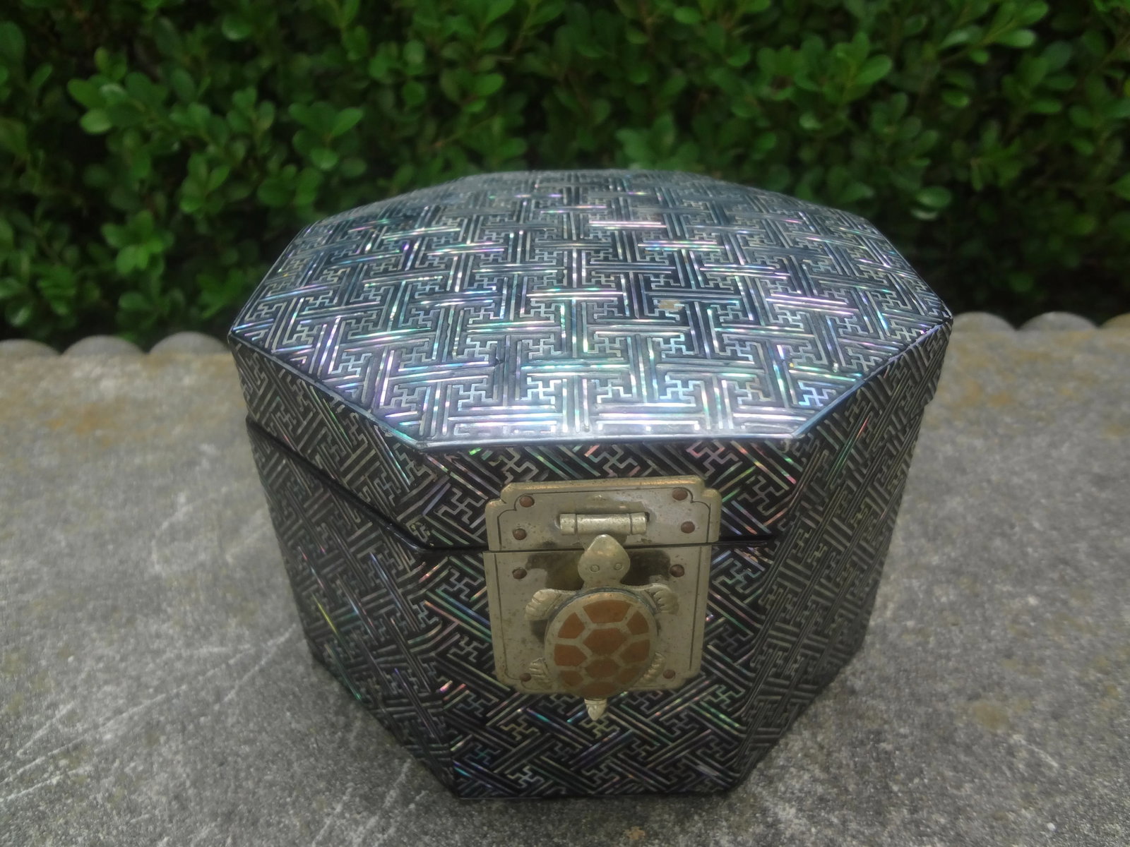 Mid 20th Century Vintage Asian Octagonal Lacquer Box With Turtle Closure - 9