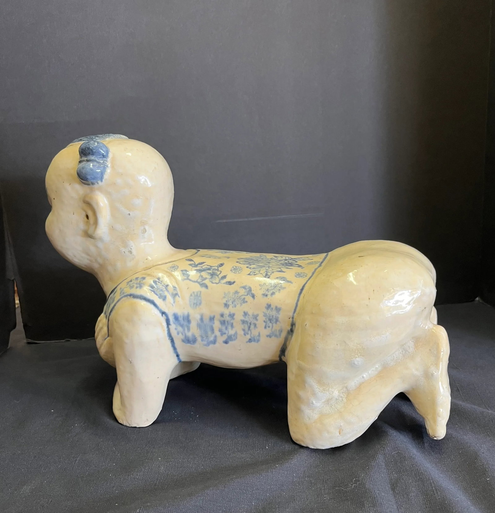 Asian Blue and White Pillow Rest - 9
