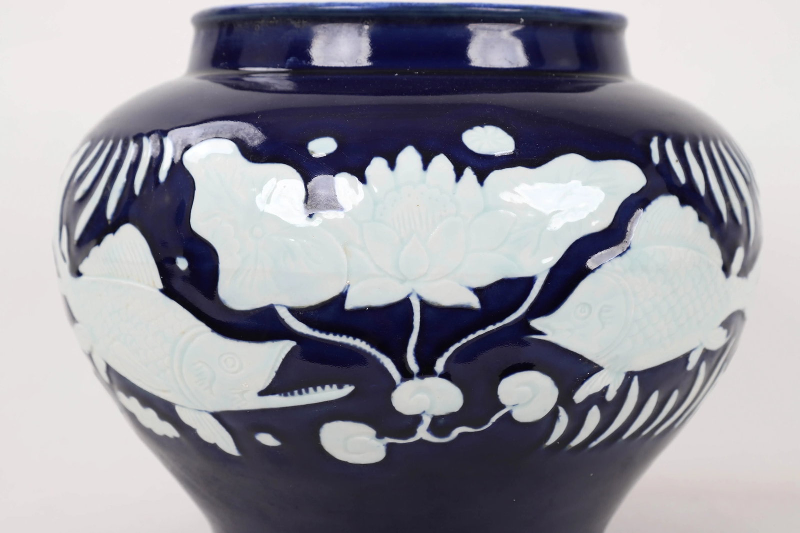 20th Century Chinese Cobalt Blue Glaze With Carved White Fish & Seaweed Design Jar - 10