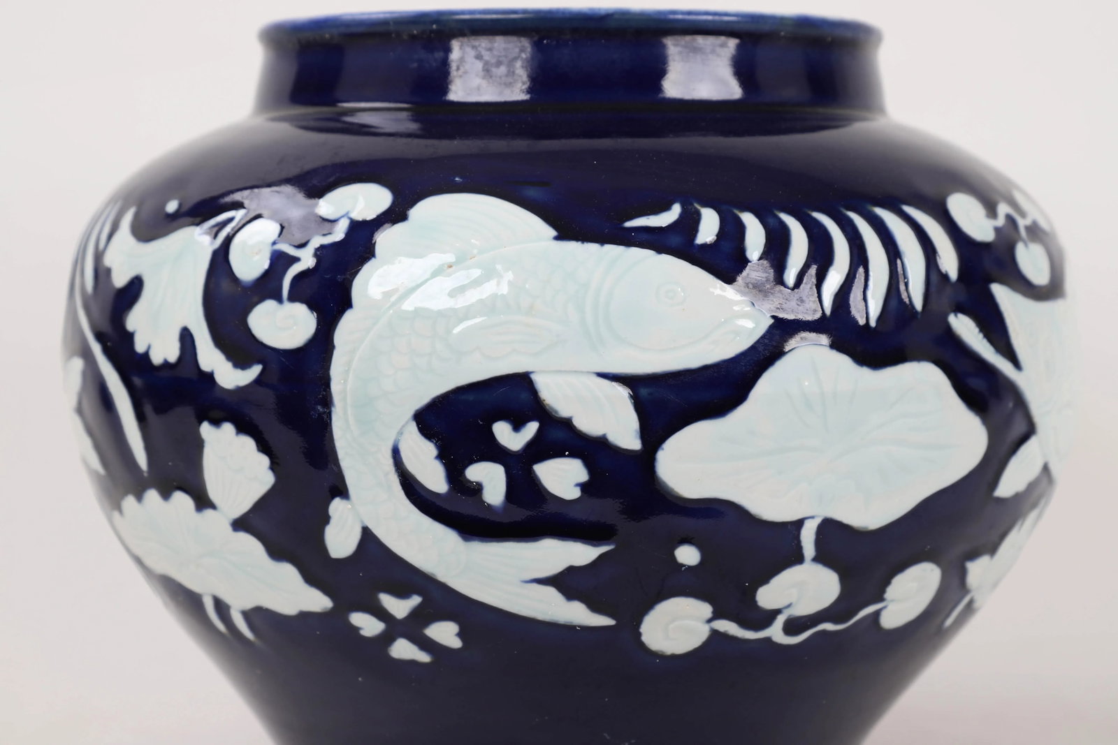 20th Century Chinese Cobalt Blue Glaze With Carved White Fish & Seaweed Design Jar - 6
