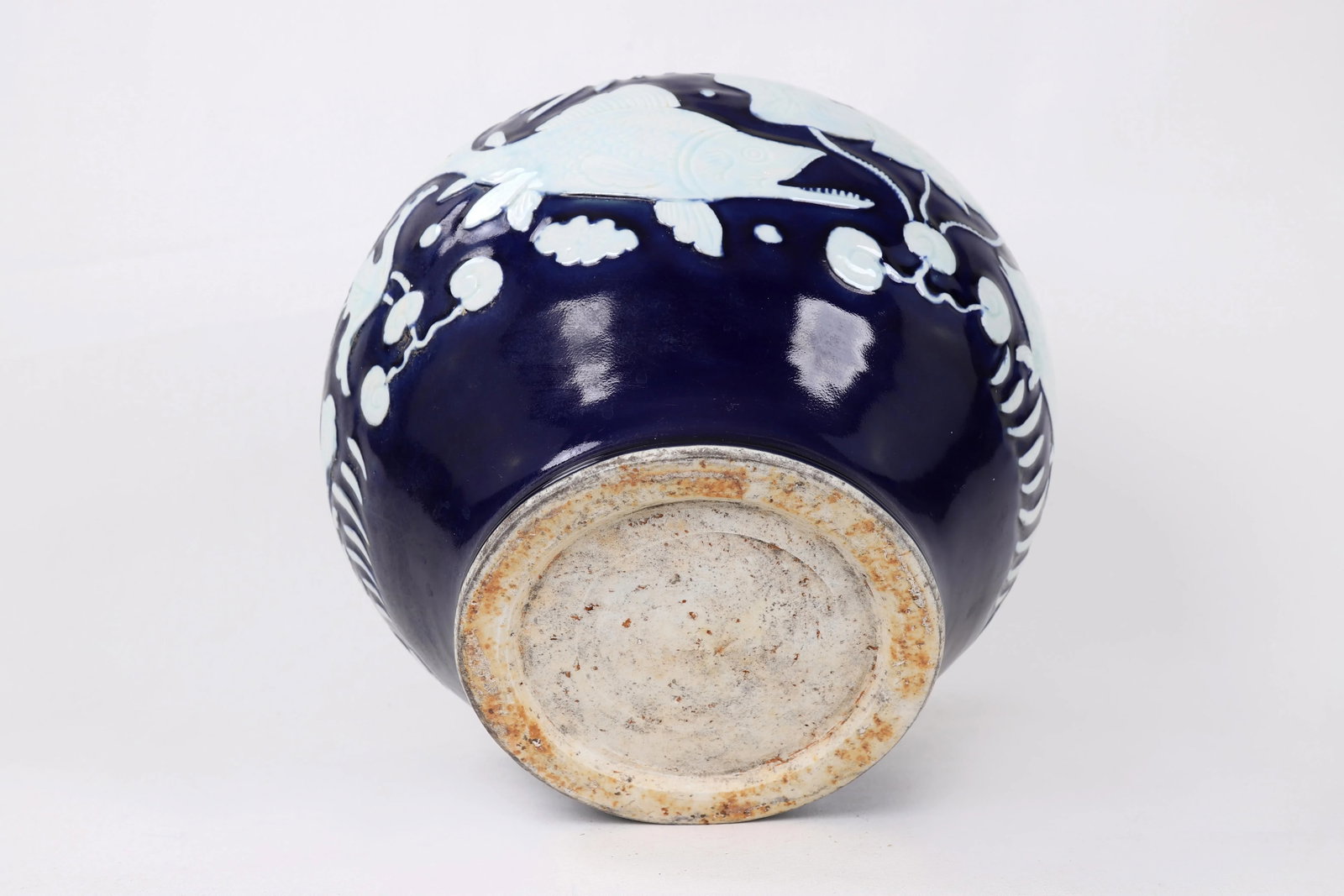 20th Century Chinese Cobalt Blue Glaze With Carved White Fish & Seaweed Design Jar - 8