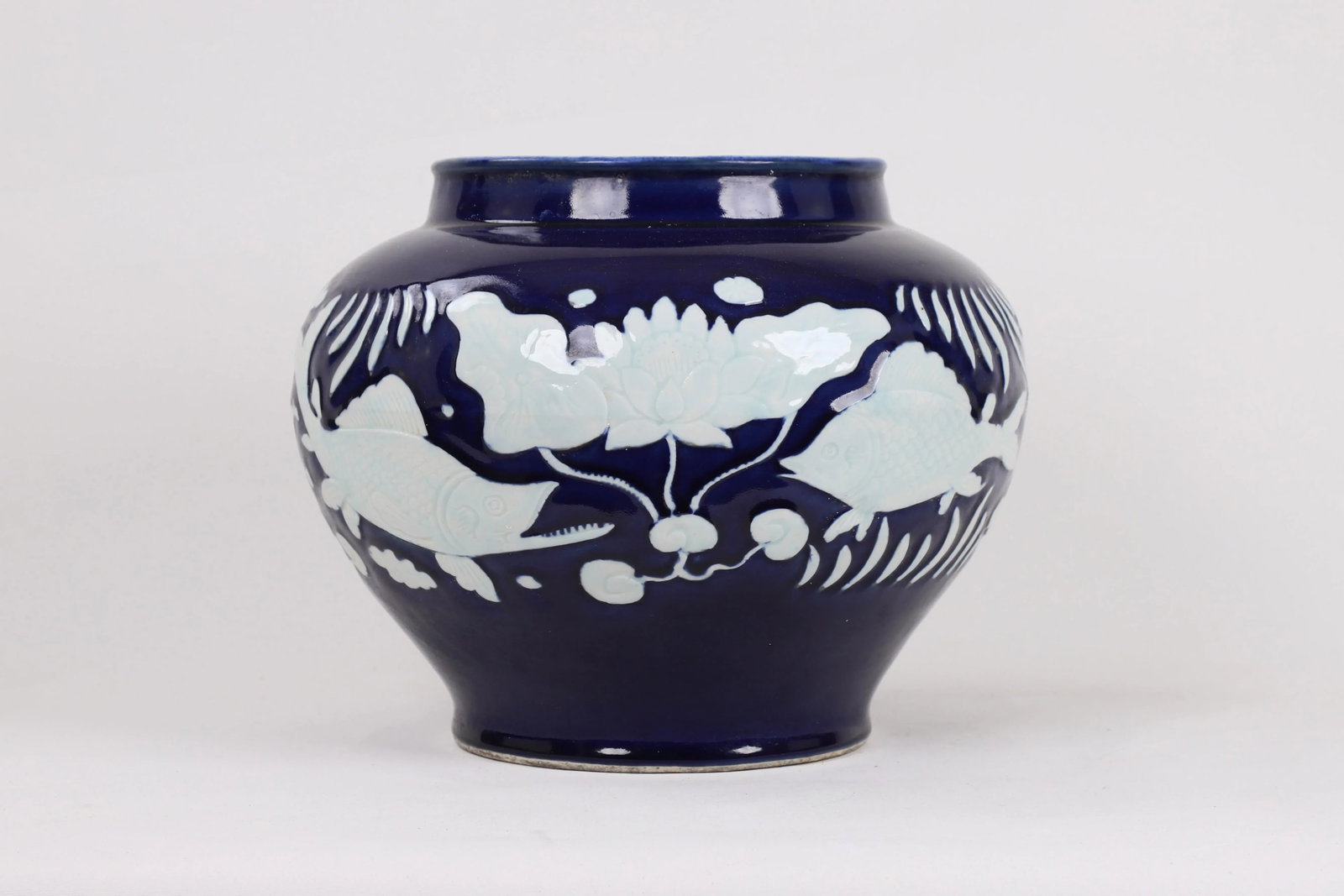 20th Century Chinese Cobalt Blue Glaze With Carved White Fish & Seaweed Design Jar - 9