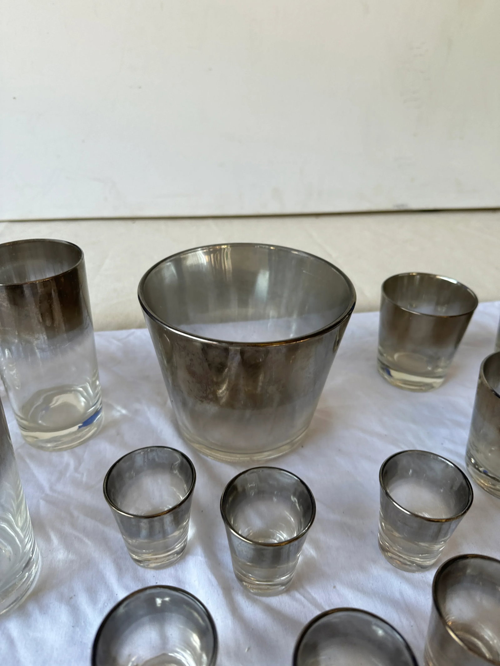 1970s Collection of Ombré Glasses and Bowl Set- 18 Pieces - 5