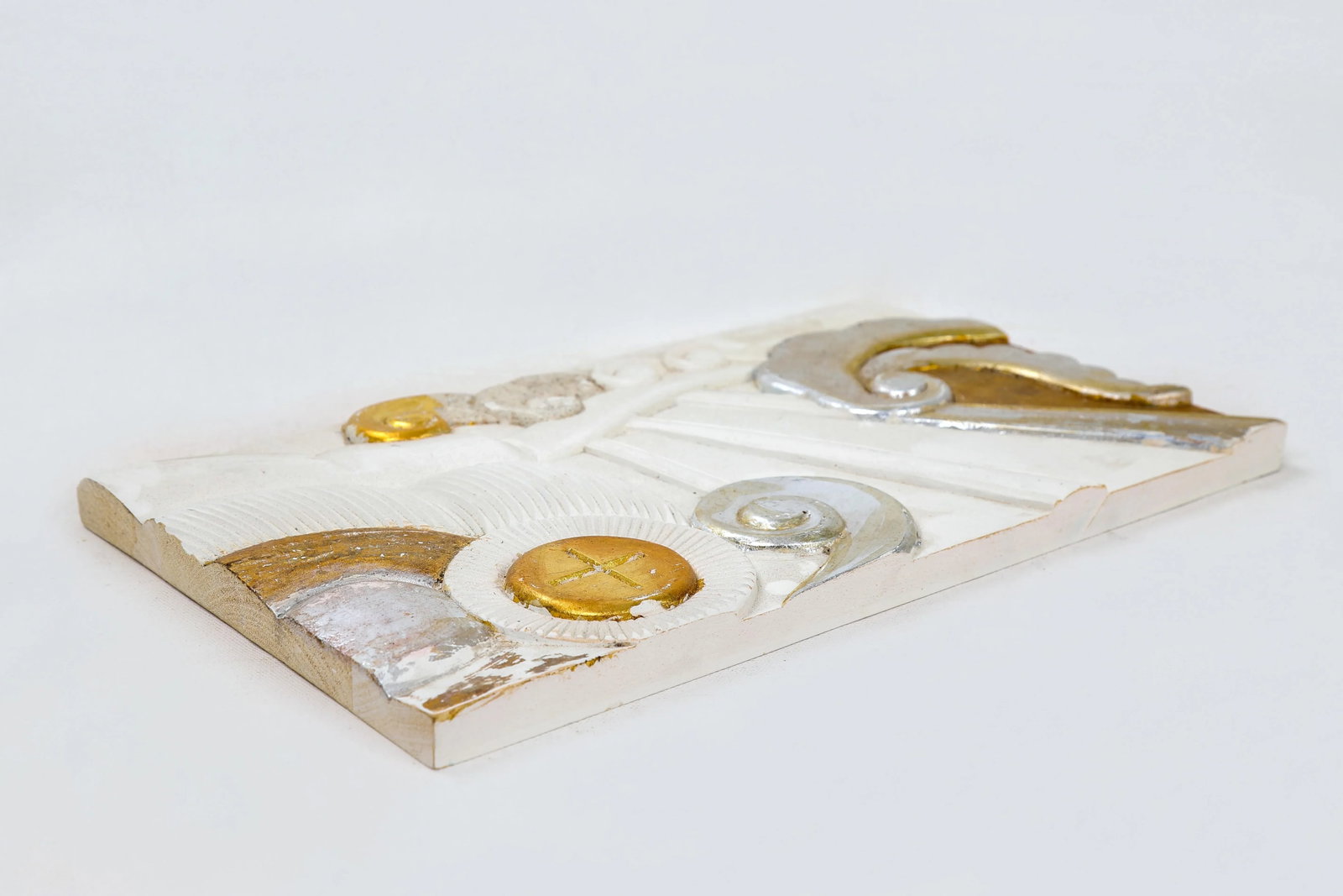 1970s English Traditional Wooden Plaque Sculpted and in Gold & Silver Leaf & White - 2