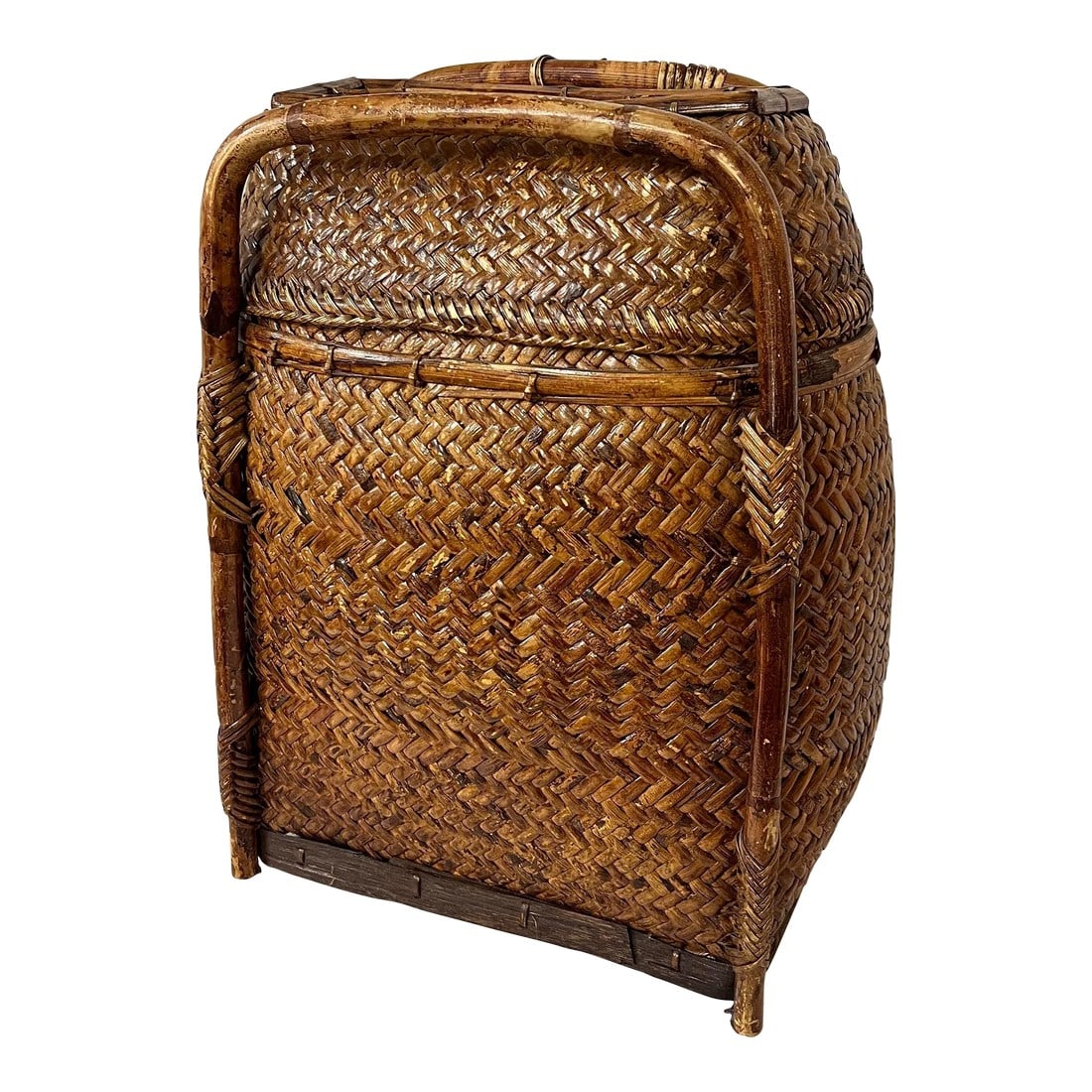 Vintage Japanese Tall Basket With Carrying Handles Attributed to Takashimaya, Chinoiserie, Academia: Chinoiserie bamboo and woven rattan standing backpack basket with removable lid. Great for keeping clutter out of site. Measures 17" w x 9.5" d x 20" h Condition: Alterations: Original Condition