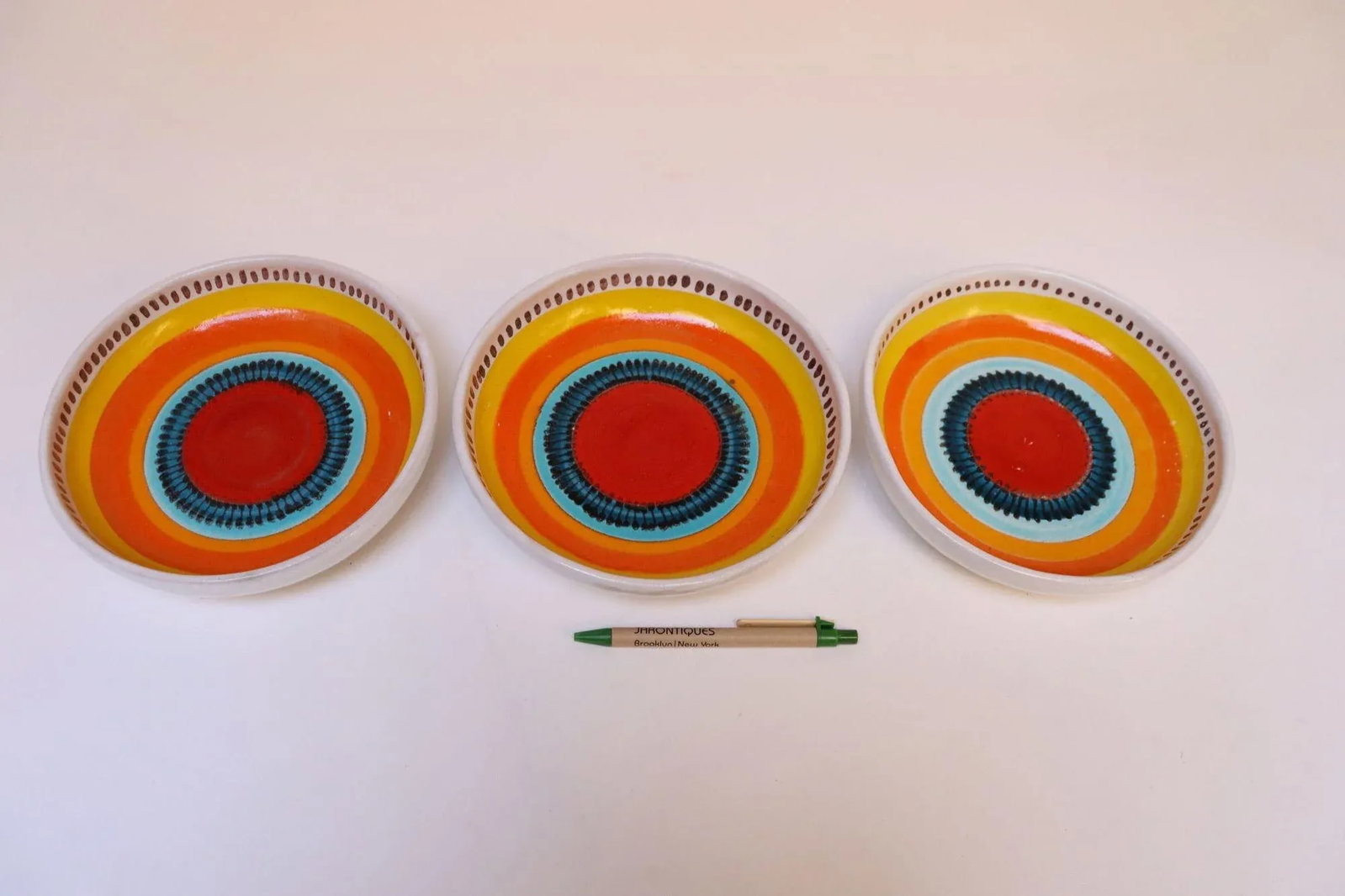 Set of Three Hand Painted Vintage Italian Ceramic Decorative Bowls by De Simone - 7