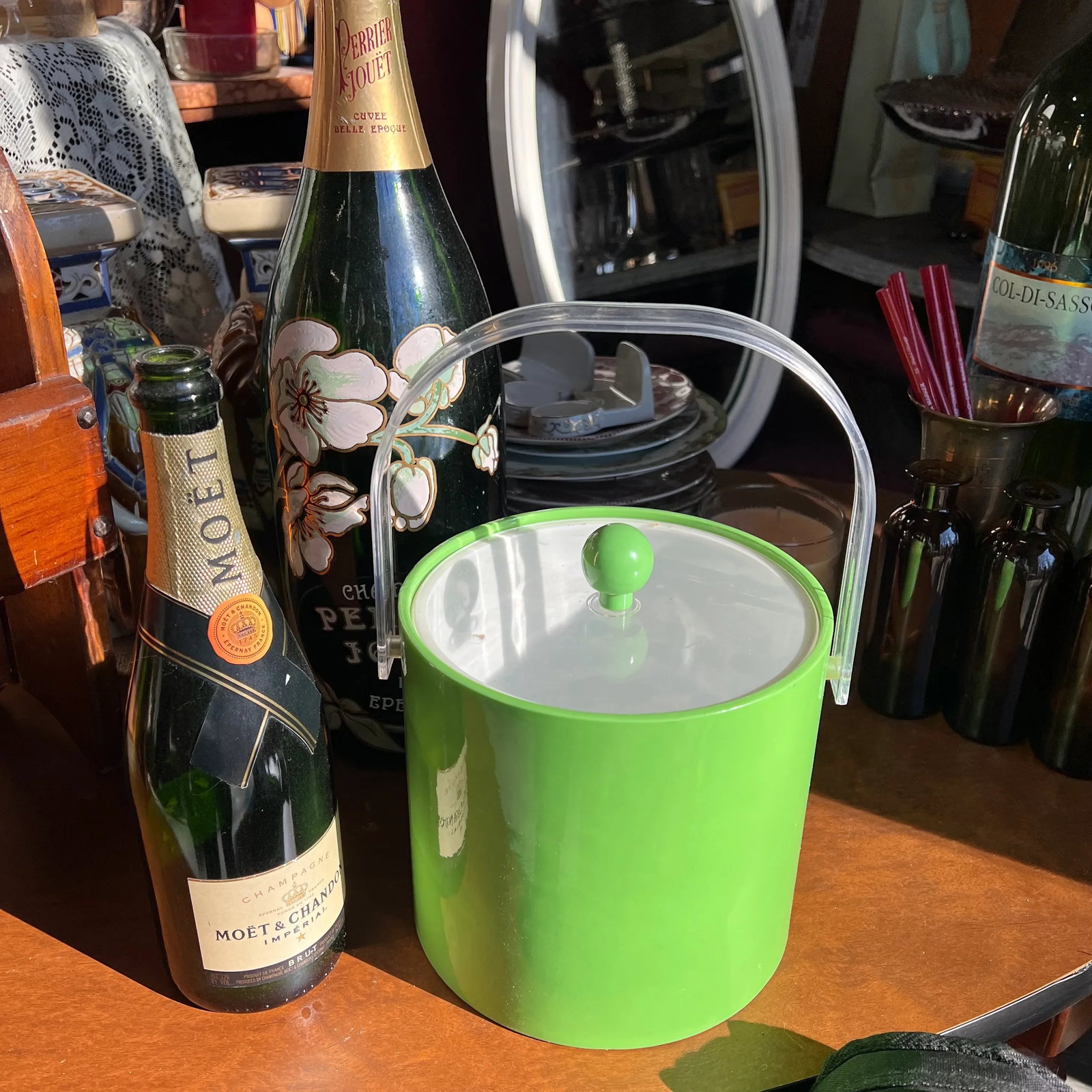 1970s Lime Green Hard Plastic Ice Bucket/Champagne Bucket With Matching Lid - 6