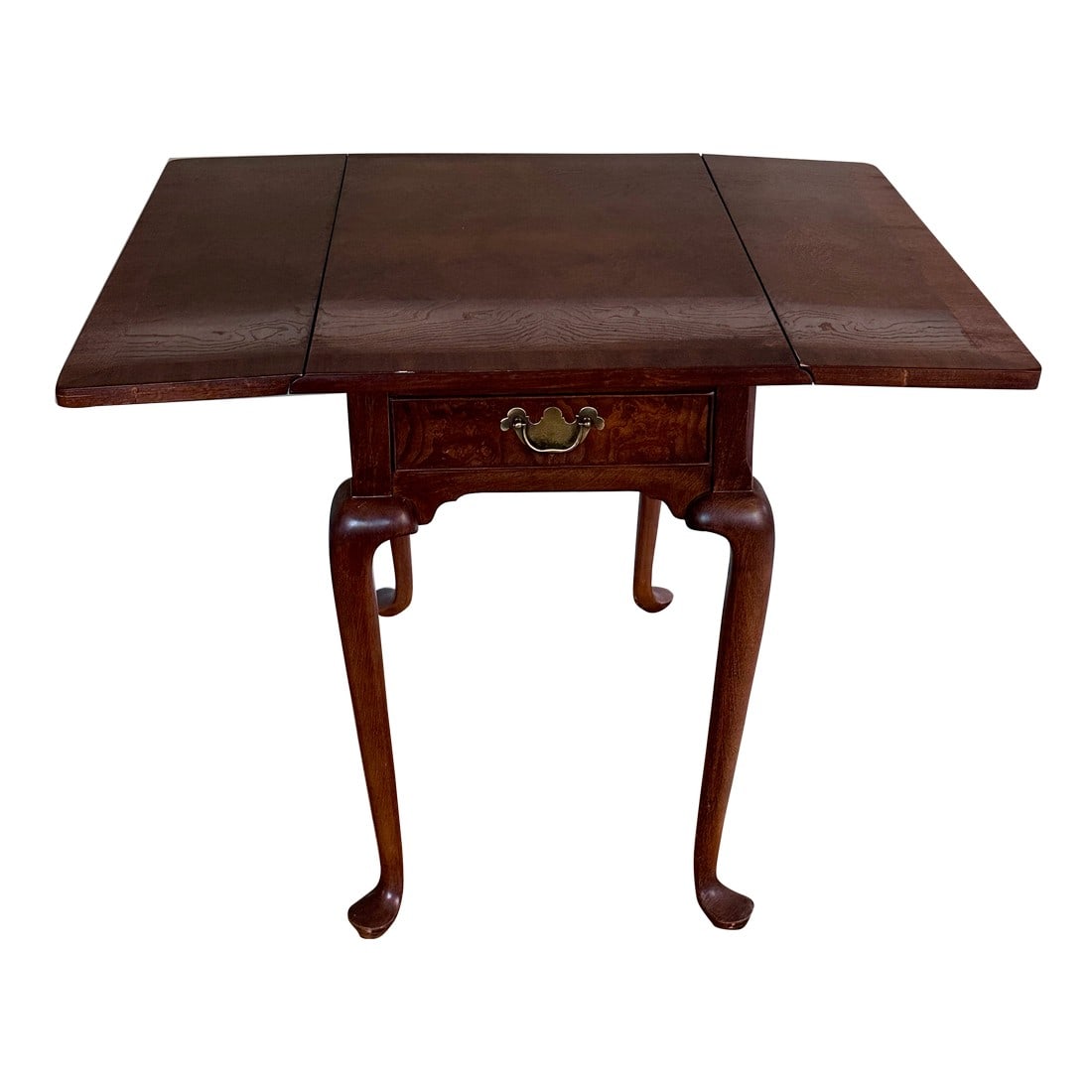 1970s Hekman Queen Anne Side Table: Vintage Hekman Queen Anne Side Table Expandable side table with two lift up/drop down sides and a single drawer. Cabriole legs and pretty burl top. Closed 19 x 28 x 25.75 expanded 35 x 28 Condition: