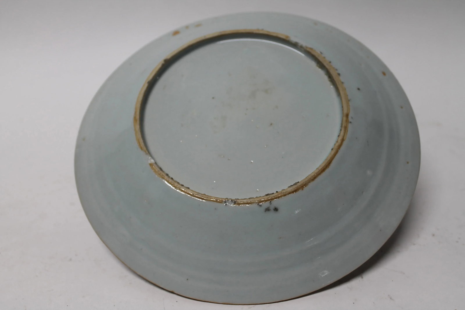 18th Century Chinese Export Porcelain Dinner Plate – Qianlong Period (C. 1750–1780) - 4