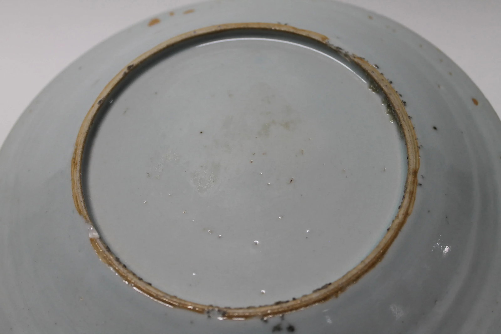 18th Century Chinese Export Porcelain Dinner Plate – Qianlong Period (C. 1750–1780) - 5