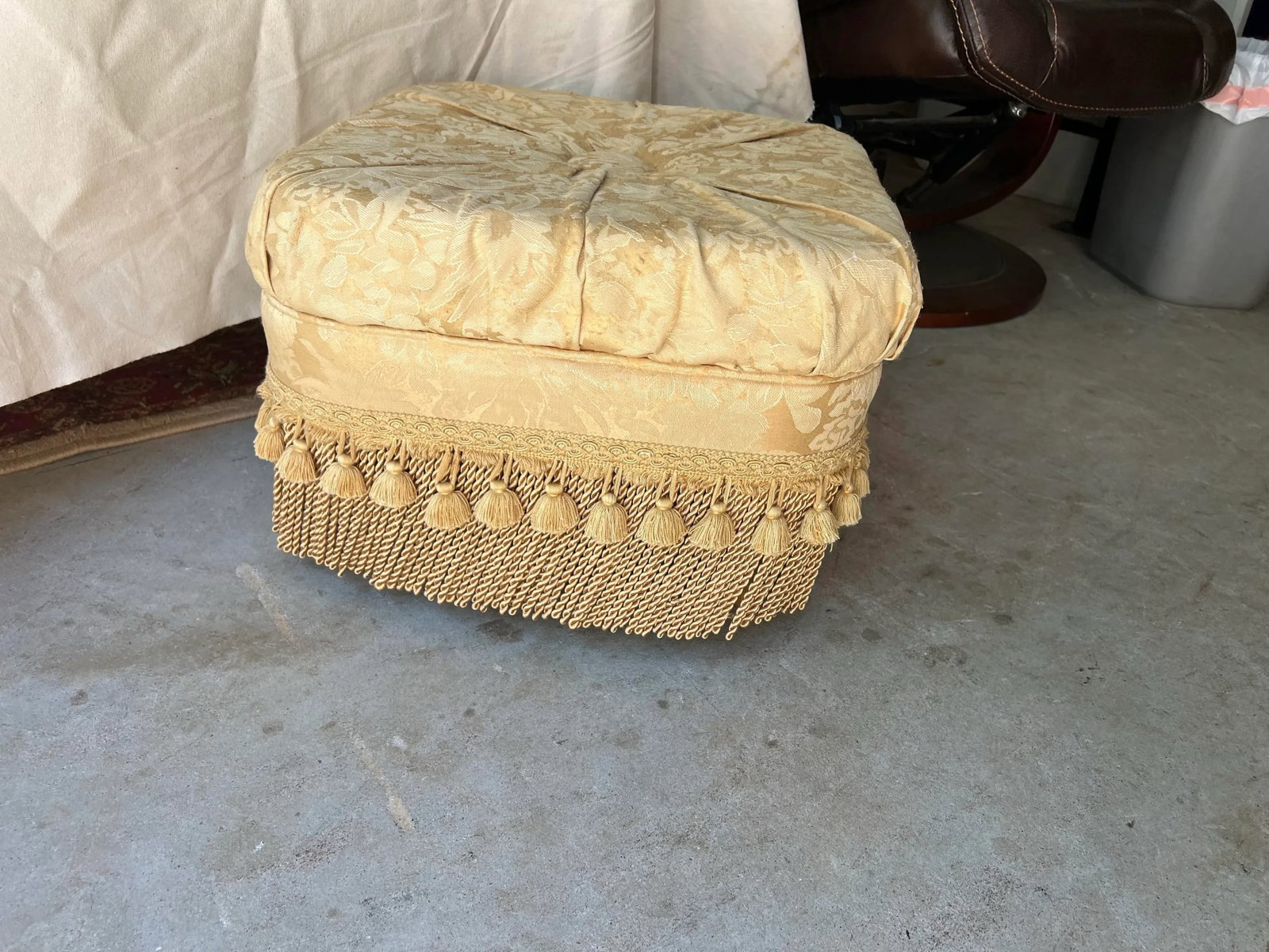 1970s Yellow Covered Ottoman With Tassels - 2