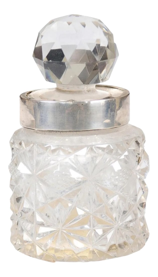 19th Century English Crystal and Silver Jug: A small English crystal jug from the 19th century, with silver neck and round faceted stopper. Born in England during the 19th century, this lovely petite jug features a circular body adorned with