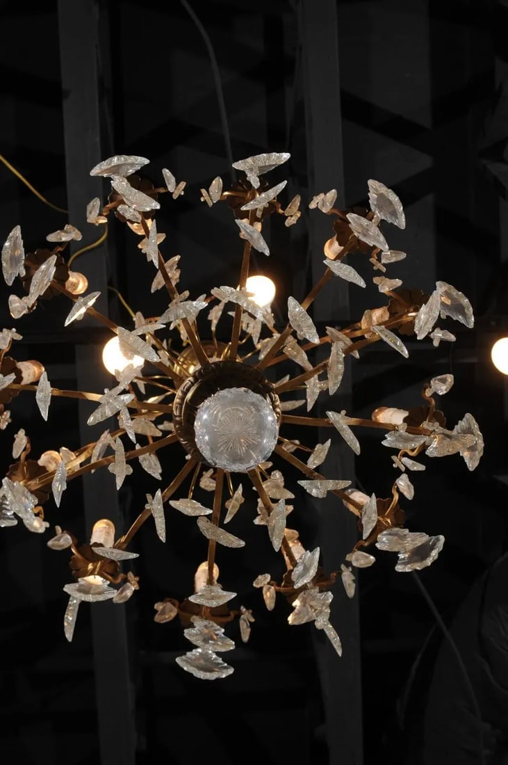 French Late 19th Century Crystal 12-Light Chandelier with Brass Armature - 4