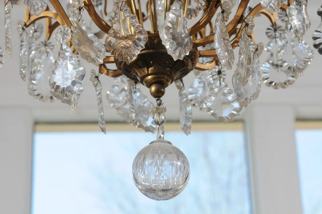 French Late 19th Century Crystal 12-Light Chandelier with Brass Armature - 9