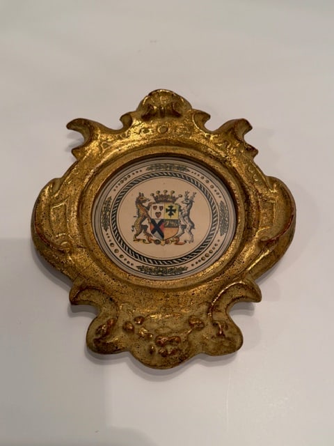 Lion Motif Crests in Gilded Frames -a Pair - 5