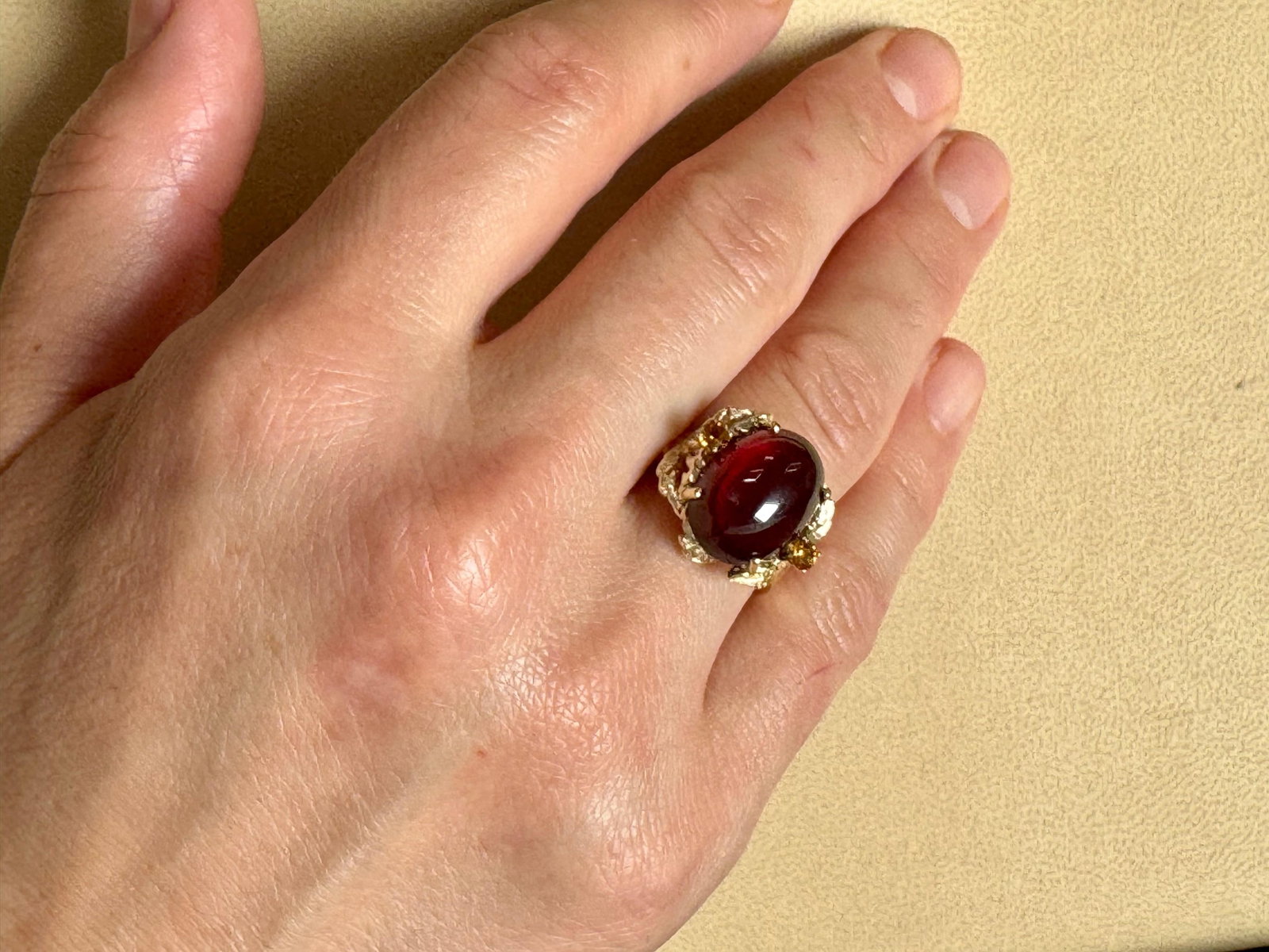 10.5 Carat Oval Garnet Cabochon 14 Karat Yellow Gold Cocktail Ring Vintage - 11