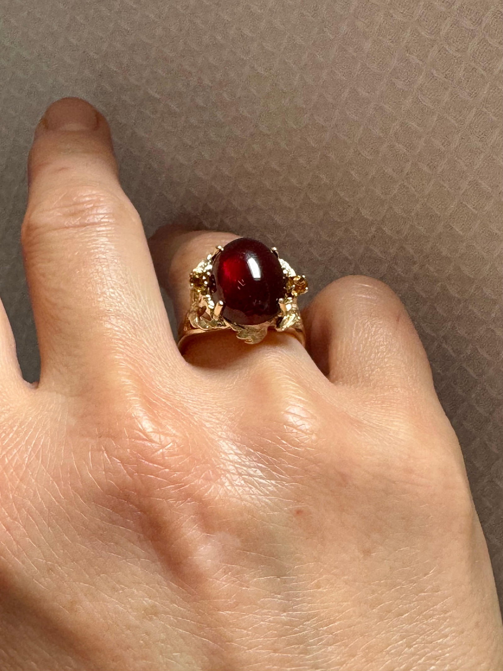 10.5 Carat Oval Garnet Cabochon 14 Karat Yellow Gold Cocktail Ring Vintage - 12