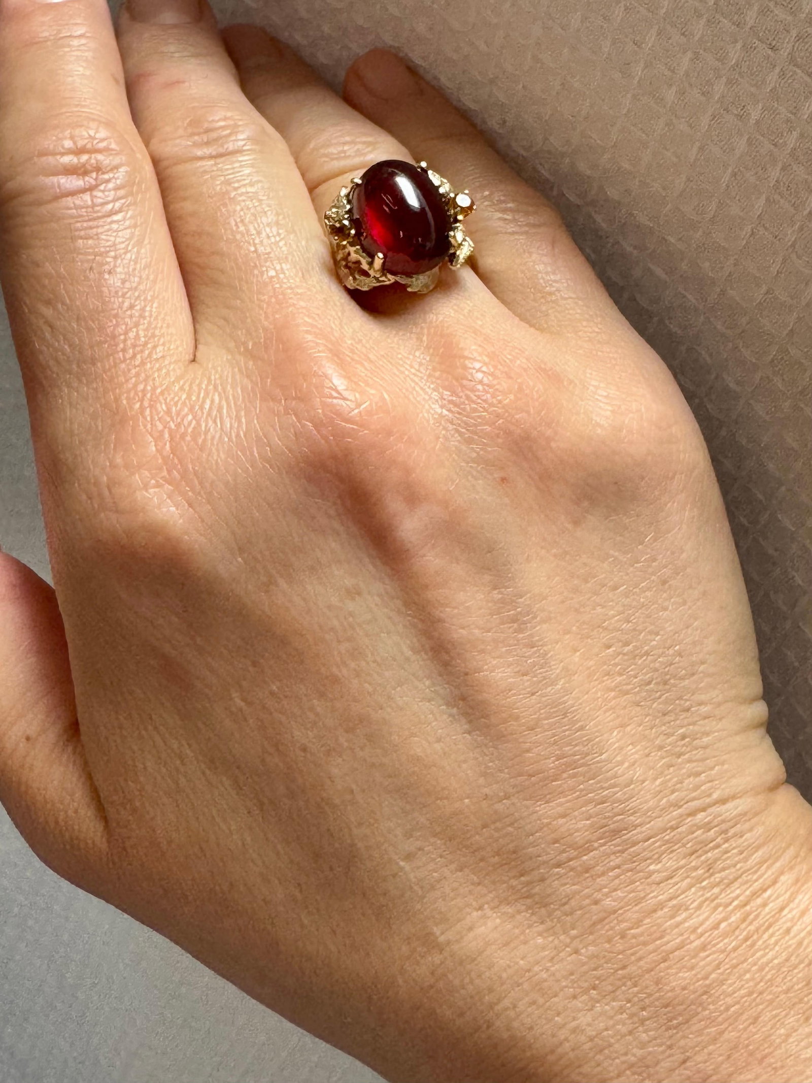 10.5 Carat Oval Garnet Cabochon 14 Karat Yellow Gold Cocktail Ring Vintage - 13