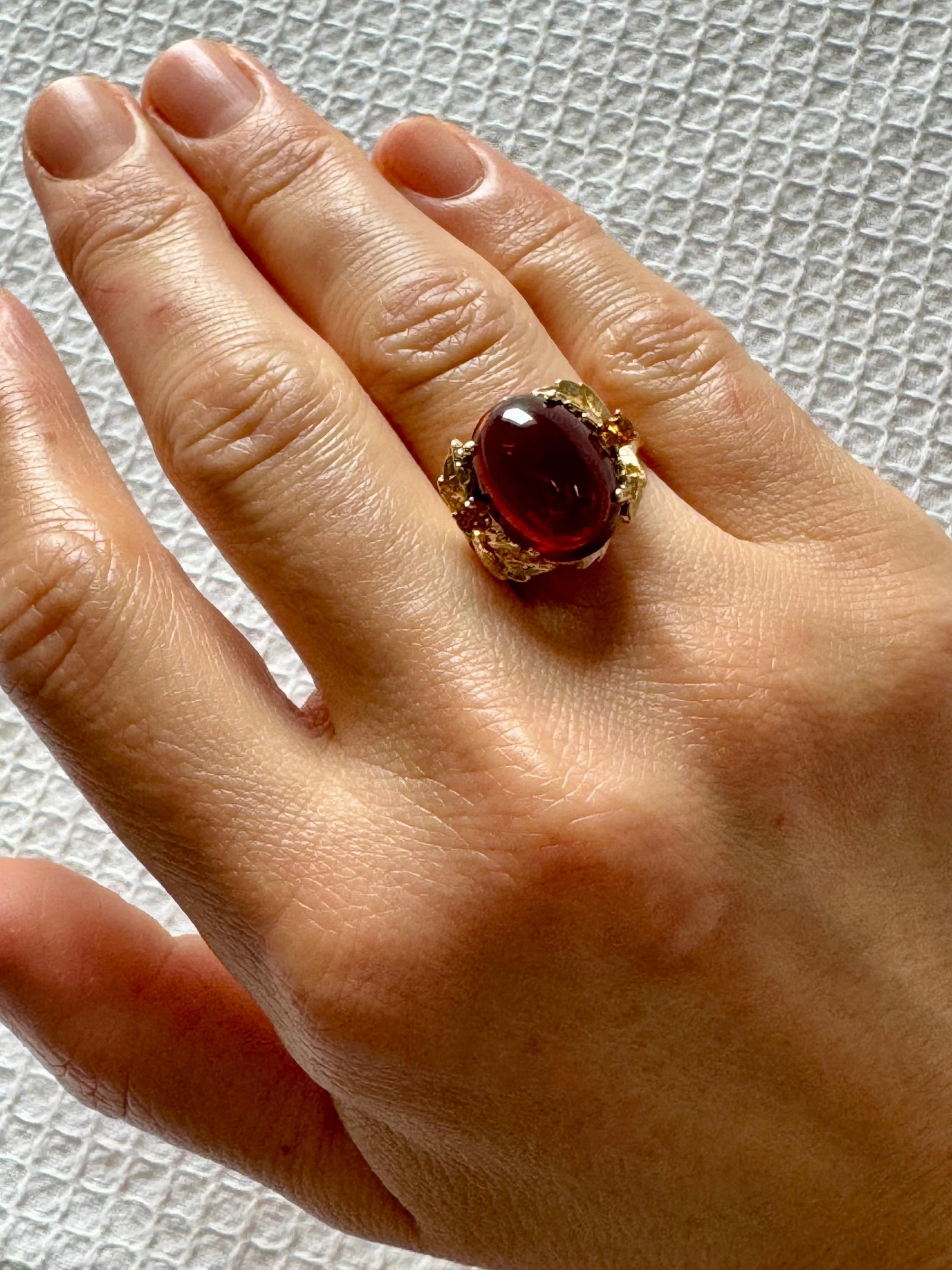 10.5 Carat Oval Garnet Cabochon 14 Karat Yellow Gold Cocktail Ring Vintage - 14