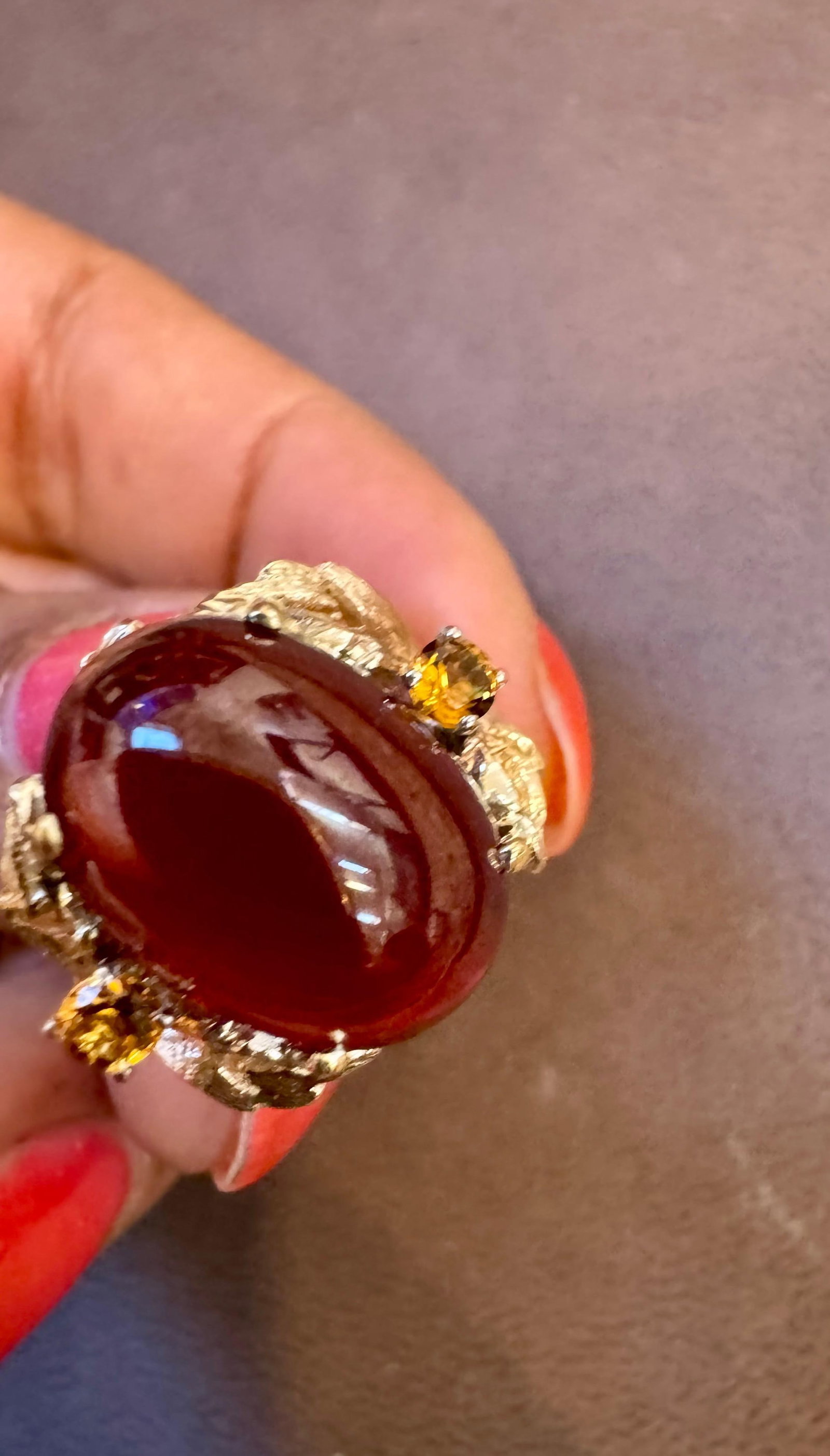 10.5 Carat Oval Garnet Cabochon 14 Karat Yellow Gold Cocktail Ring Vintage - 2