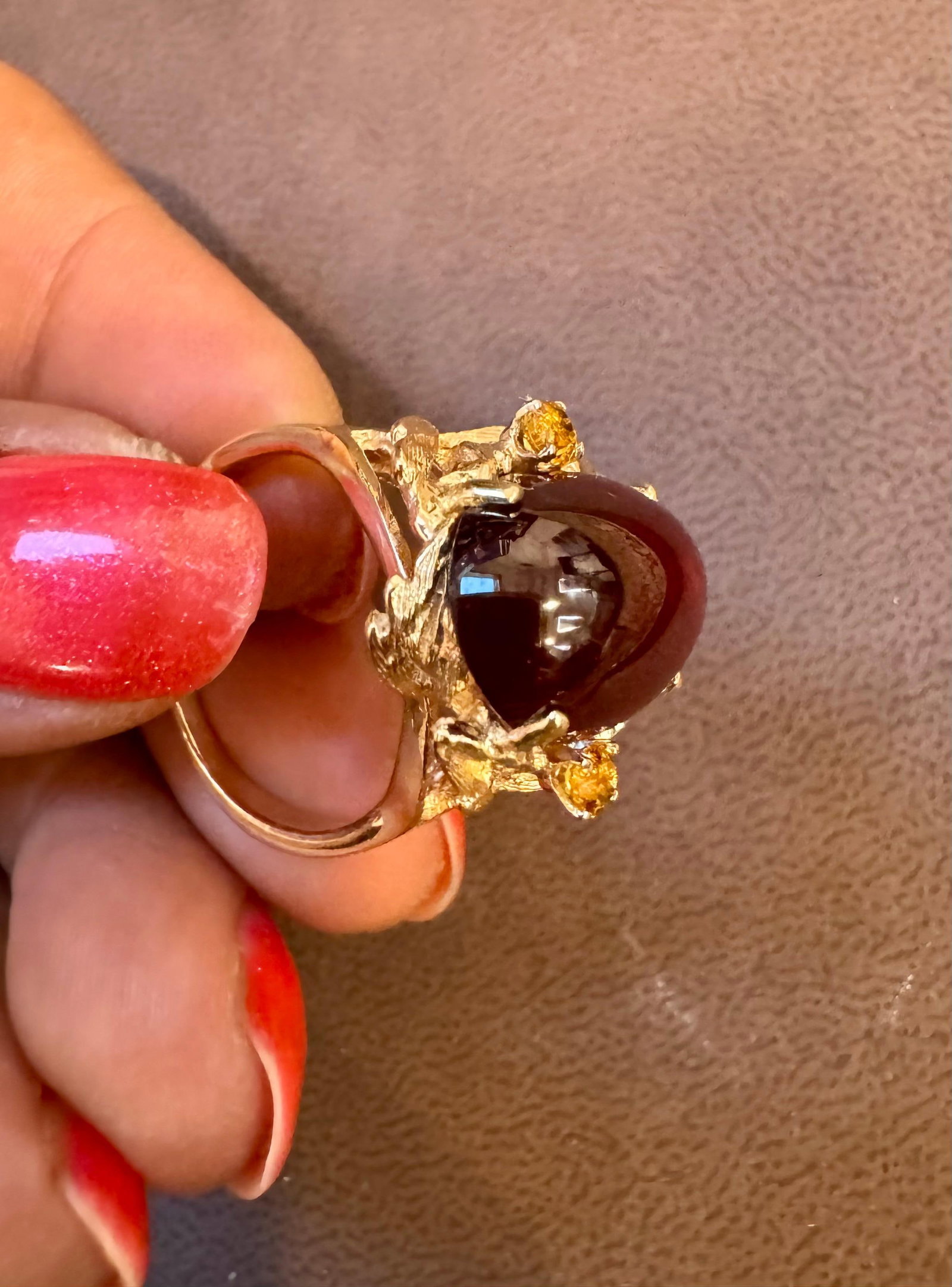 10.5 Carat Oval Garnet Cabochon 14 Karat Yellow Gold Cocktail Ring Vintage - 3