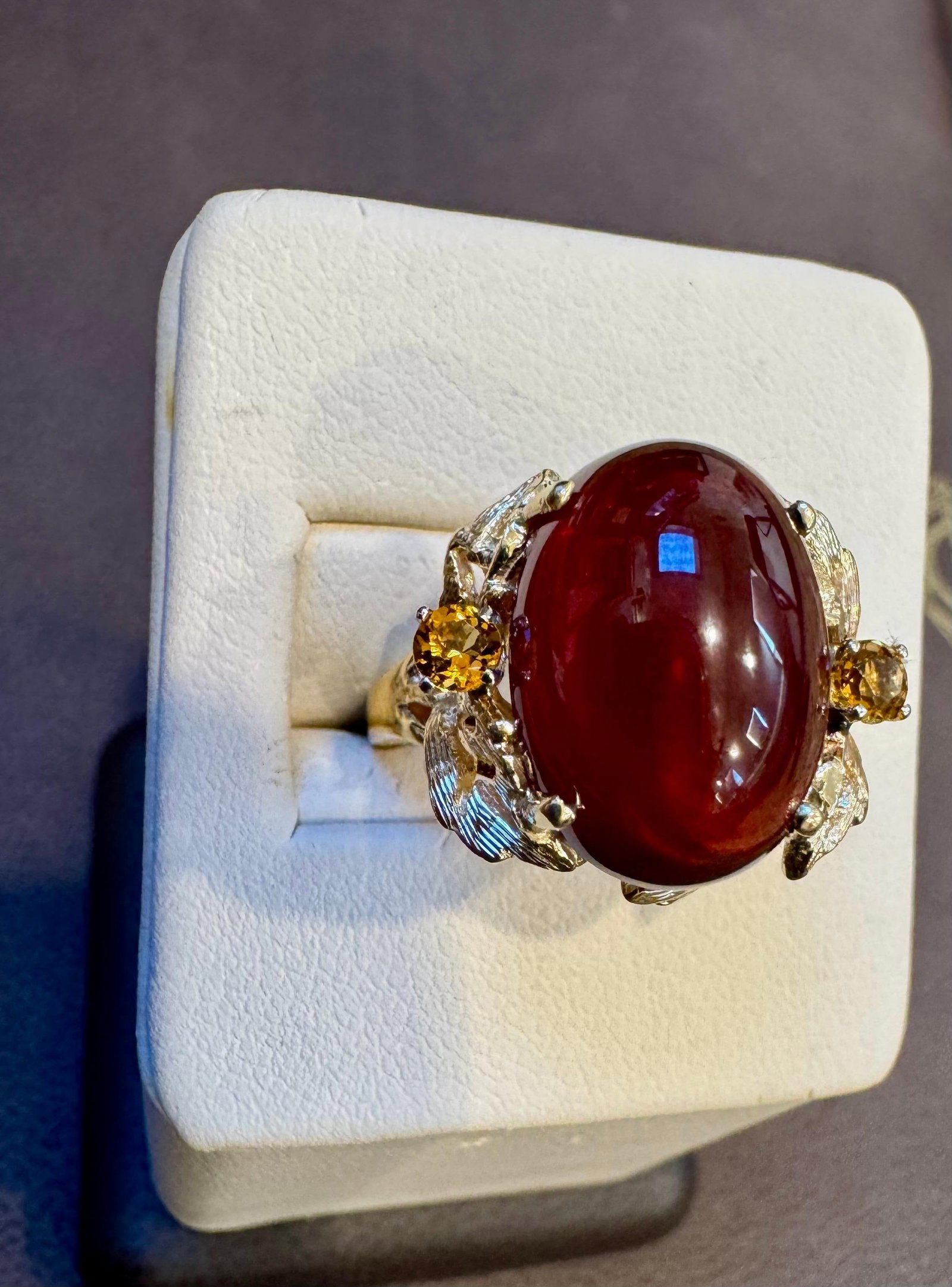 10.5 Carat Oval Garnet Cabochon 14 Karat Yellow Gold Cocktail Ring Vintage - 4