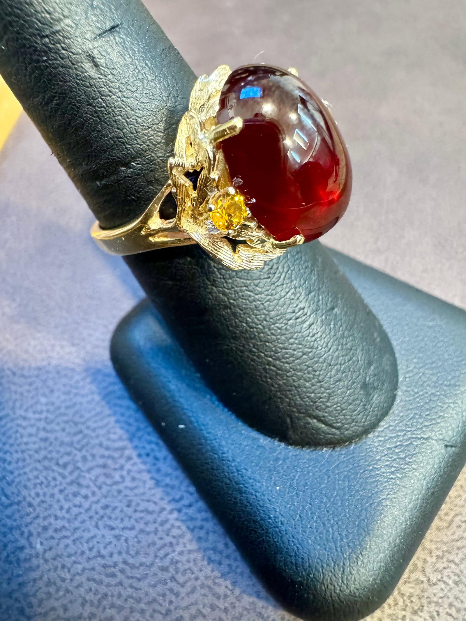 10.5 Carat Oval Garnet Cabochon 14 Karat Yellow Gold Cocktail Ring Vintage - 7