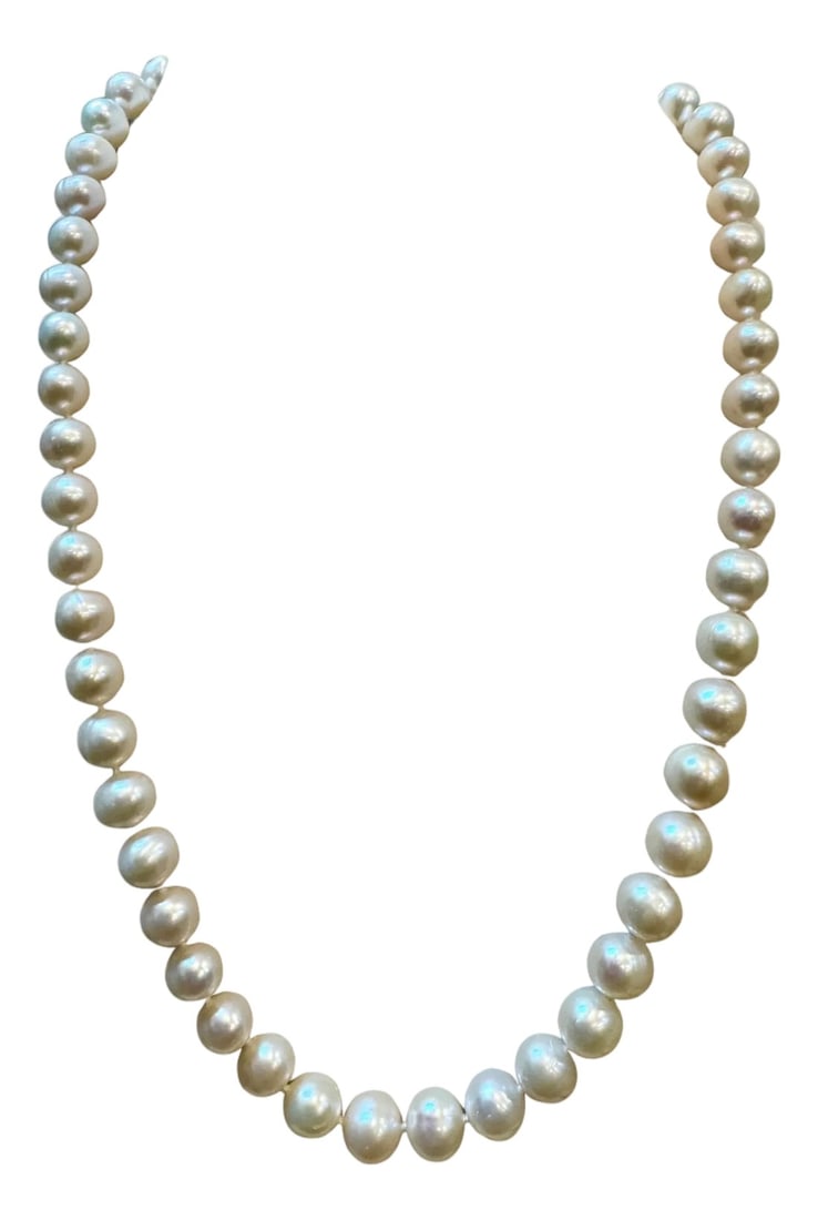 Vintage Cultured Akoya Pearl Necklace Length 18" , 14 Karat Yellow Gold: Vintage Cultured Akoya Pearl Necklace Length 18" , 14 Karat Yellow Gold Nice Akoya cultured pearls . This strand is strung securely on a hand-knotted silk thread. This marvelous vintage Pearl necklace